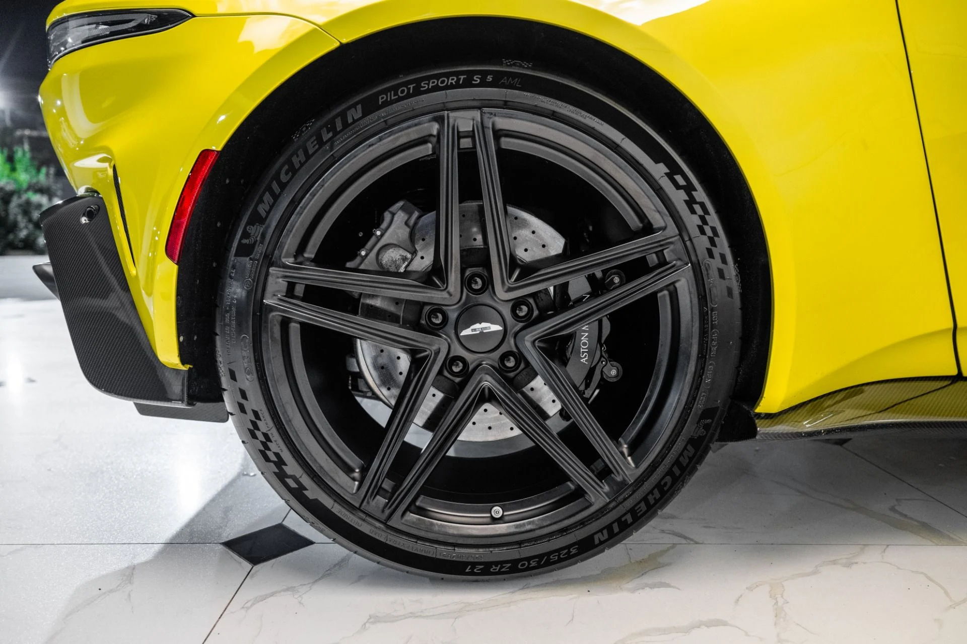 mph046_1079747920_Used_2025_Aston_Martin_Vantage_1751990746_c78ec74b92