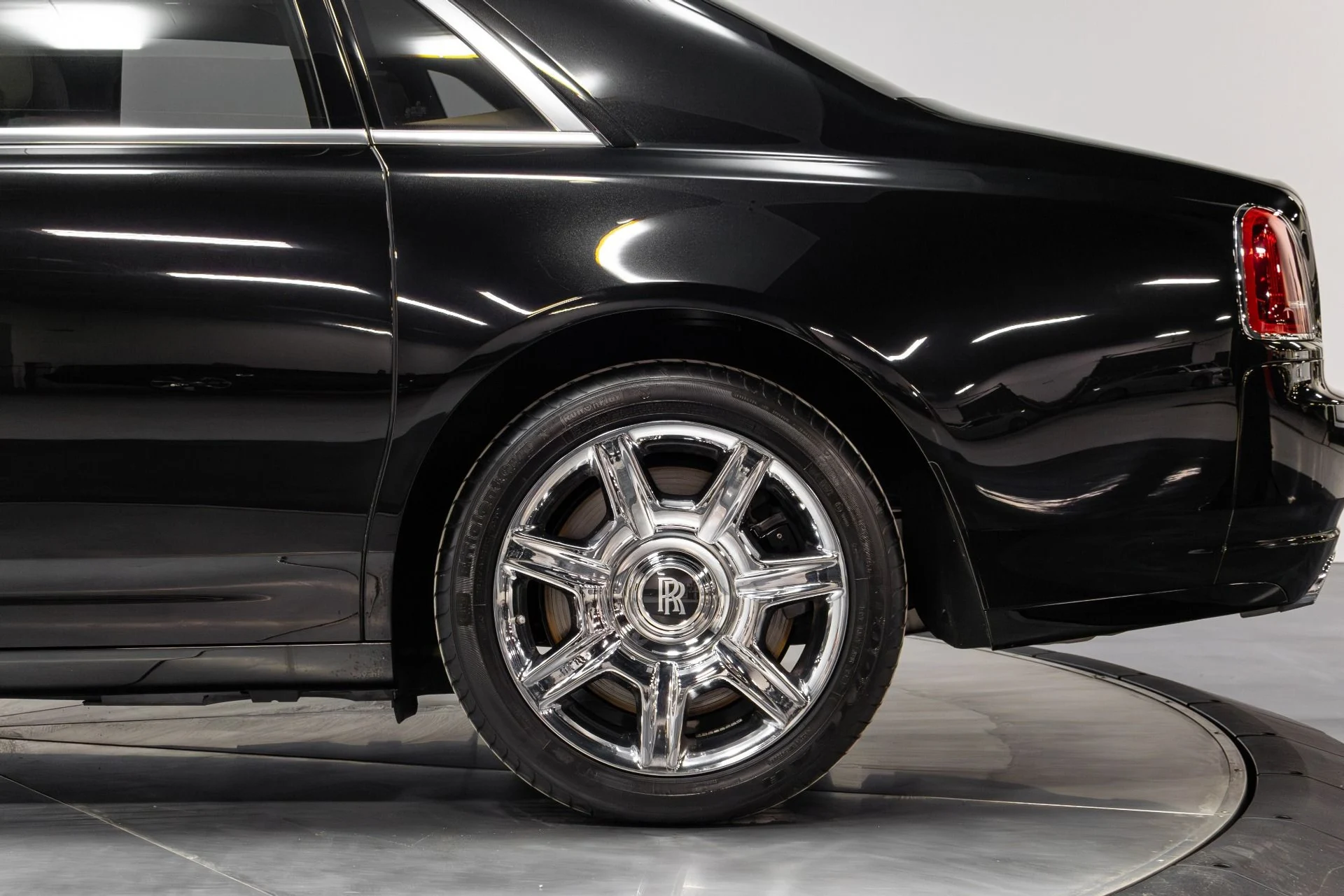 mph046_1082751949_Used_2011_Rolls_Royce_Ghost_1771348774_ee97a6c9be