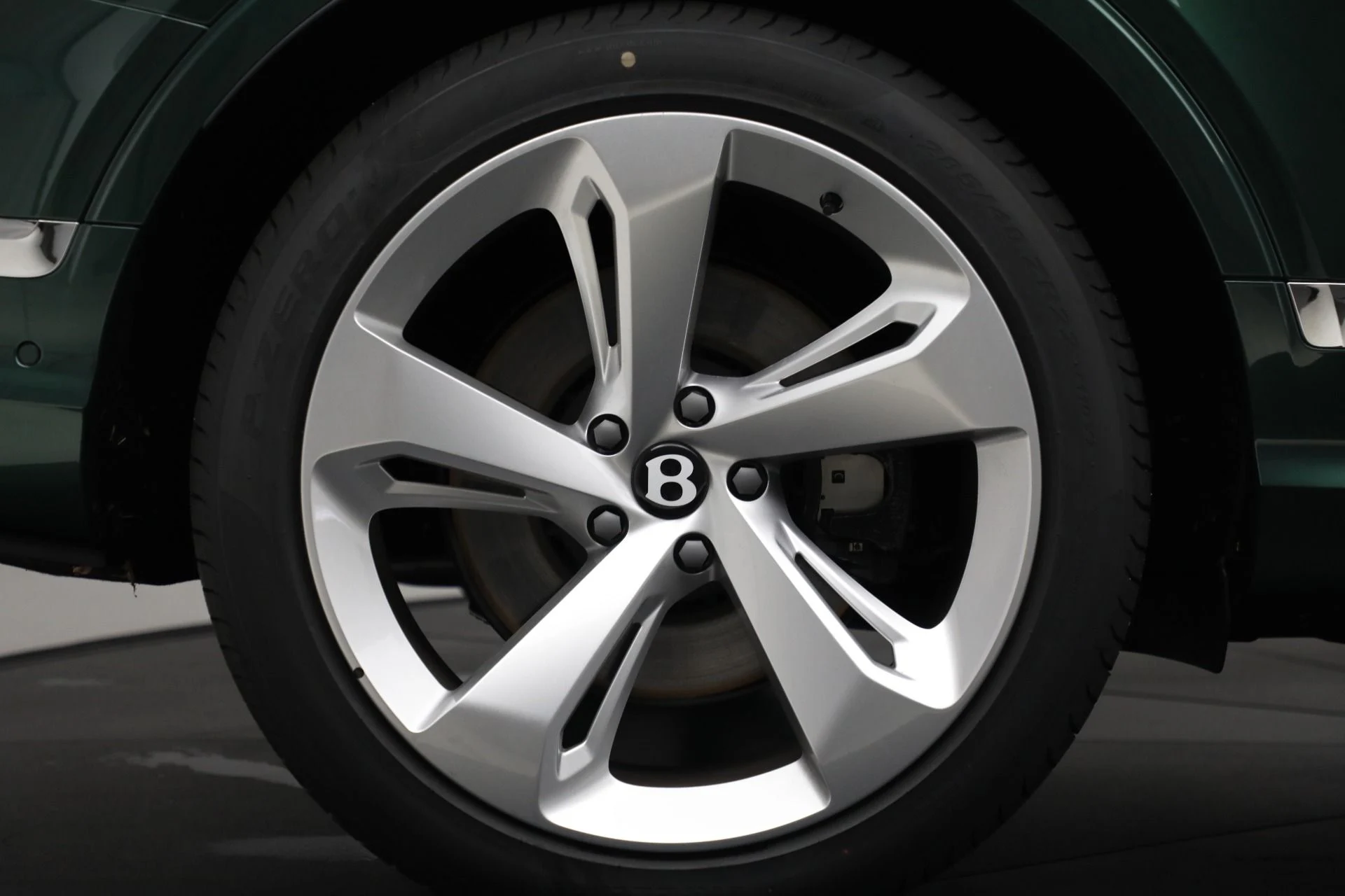 mph046_1085906645_New_2025_Bentley_Bentayga_V8_61a616c75f