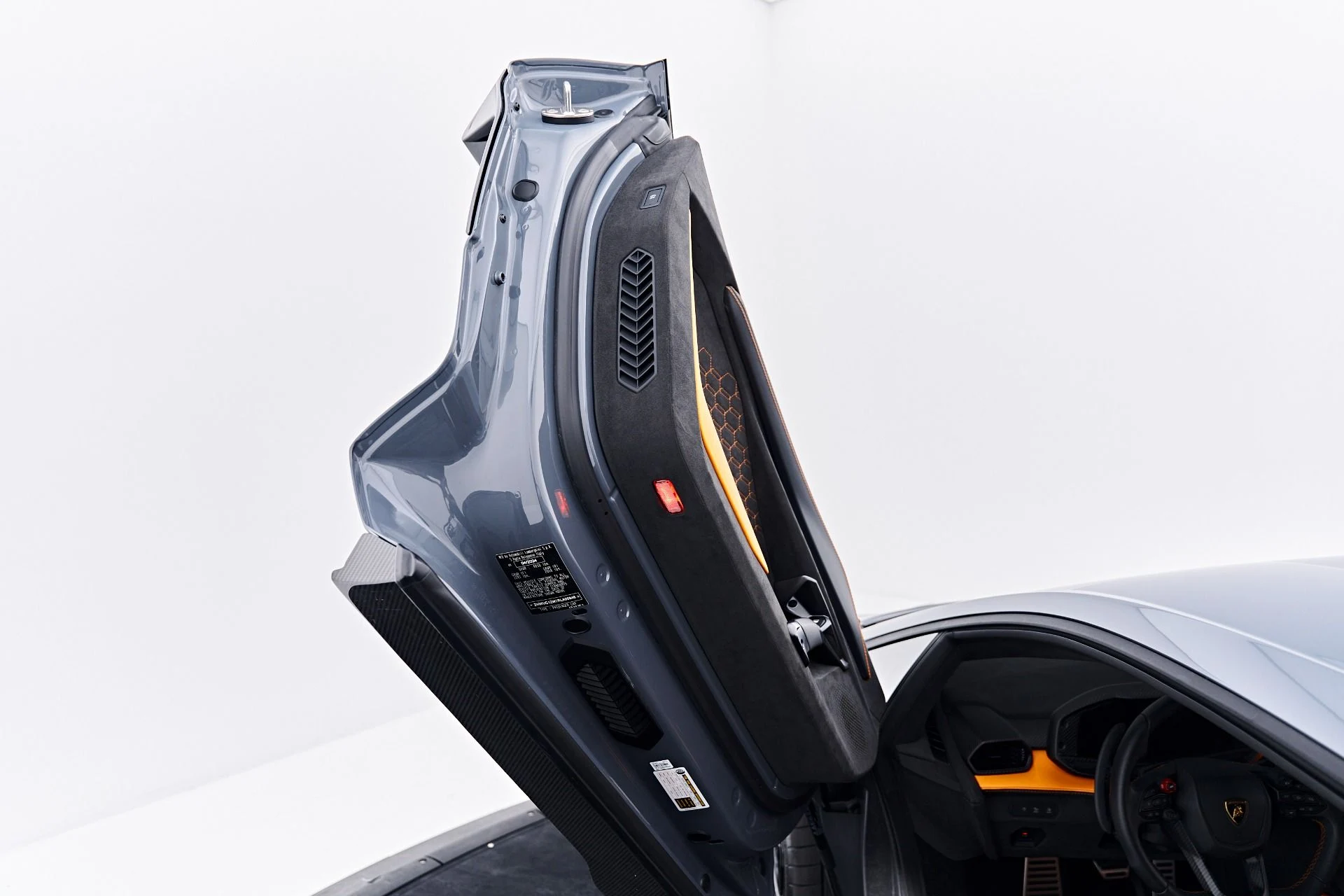 mph046_110153154_Used_2024_Lamborghini_Revuelto_Base_1789623445_75b2448f20