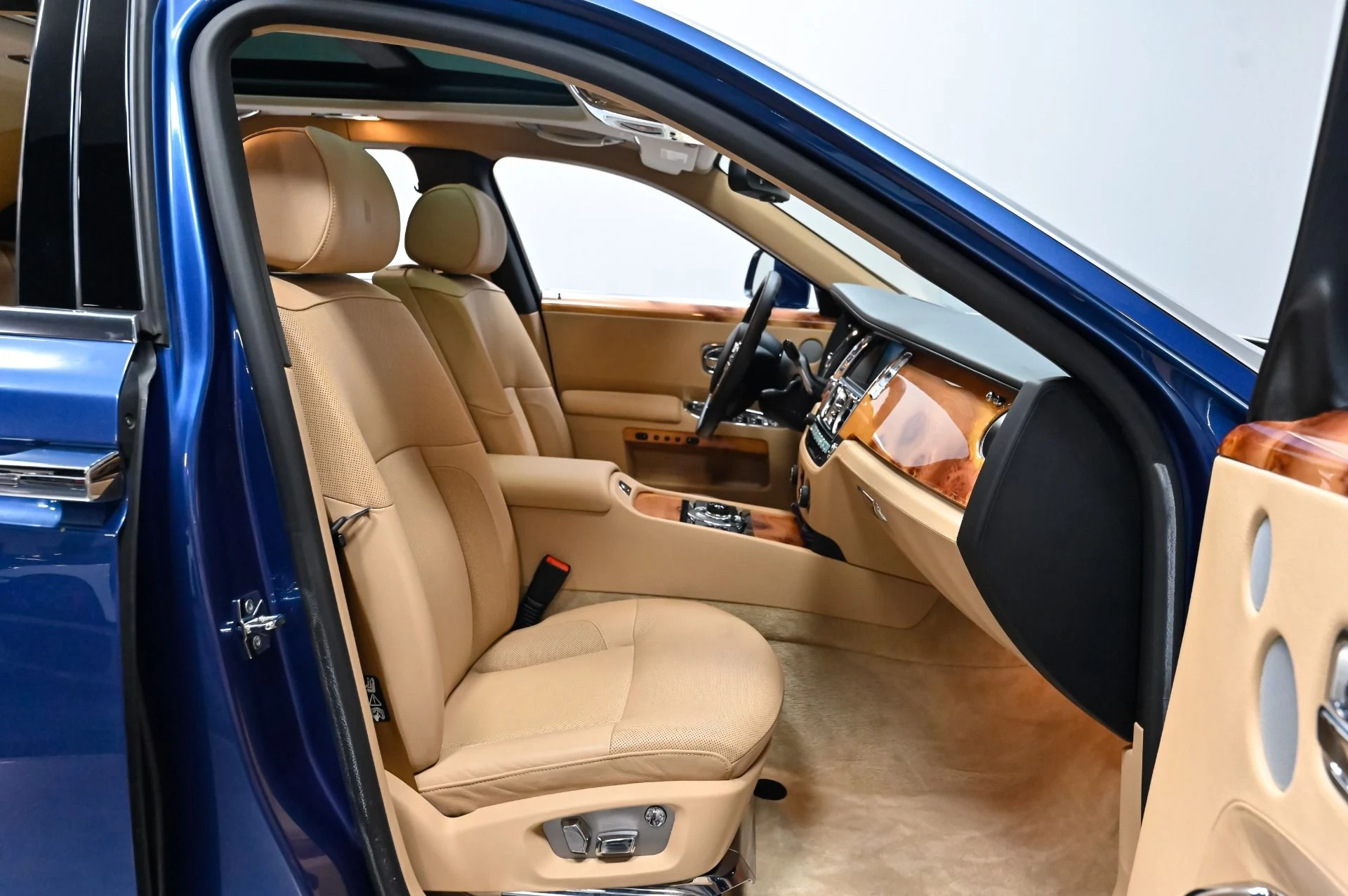 mph046_1151096047_Used_2012_Rolls_Royce_Ghost_Base_1791906503_62d0a76243