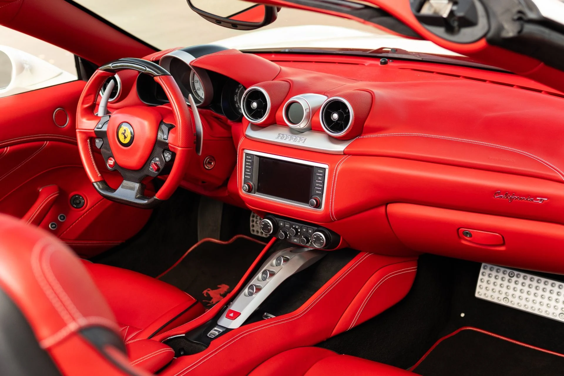 mph046_1176900966_Used_2017_Ferrari_California_T_1767901173_cf5aa32de0