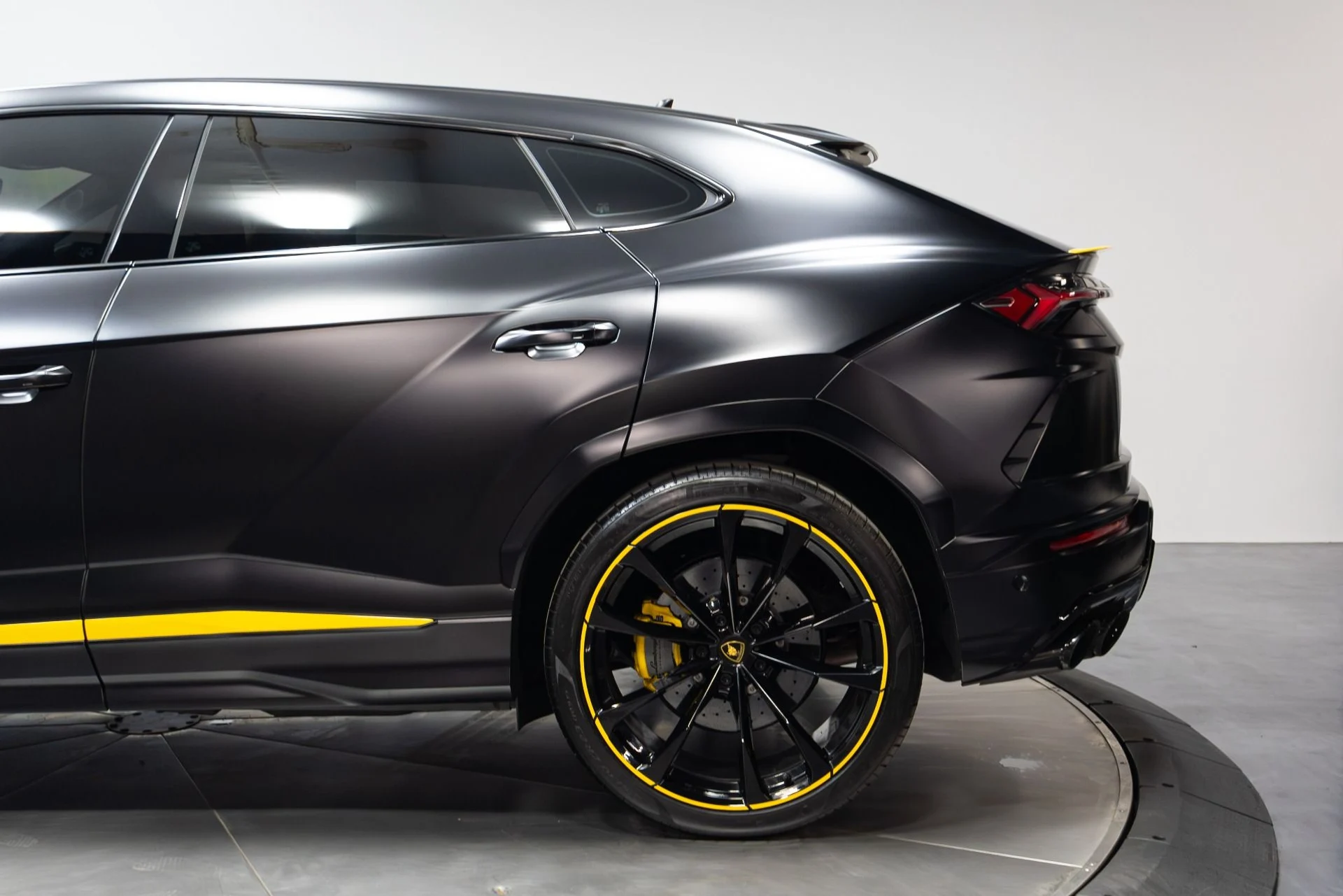mph046_1200489765_Used_2022_Lamborghini_Urus_Graphite_Capsule_1775757245_8b0c2944bd