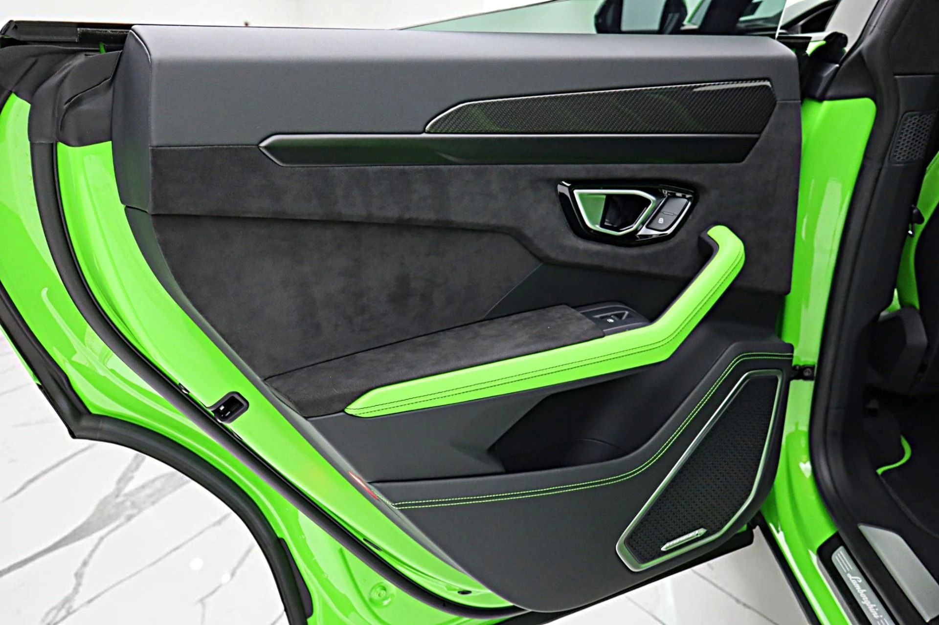 mph046_1202804355_Used_2021_Lamborghini_Urus_SELEZIONE_PRE_OWNED_CERTIFIED_PEARL_CAPSULE_4d5433ff4b