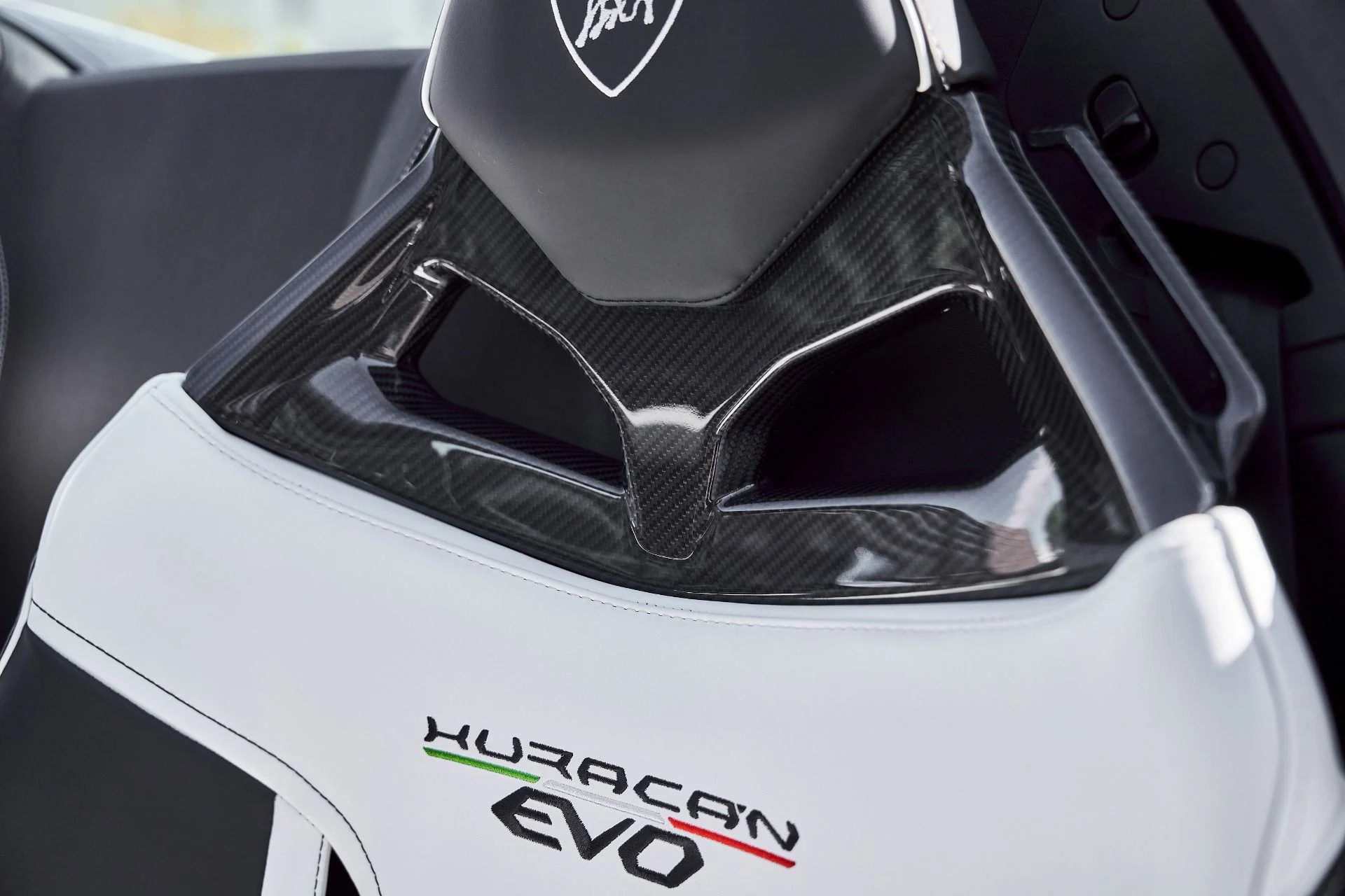 mph046_1268606384_Used_2024_Lamborghini_Huracan_EVO_Base_1771467065_9f0200a4ee