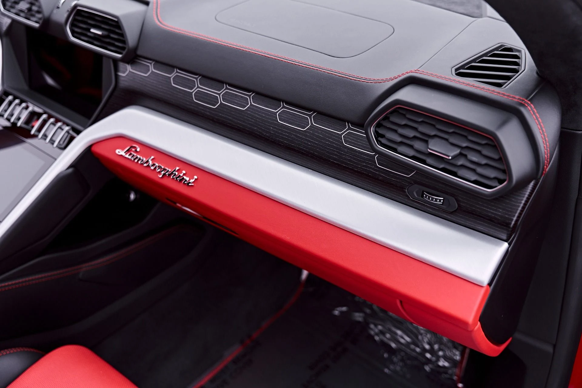 mph046_128844345_Used_2019_Lamborghini_Urus_Base_1782948000_0100692299