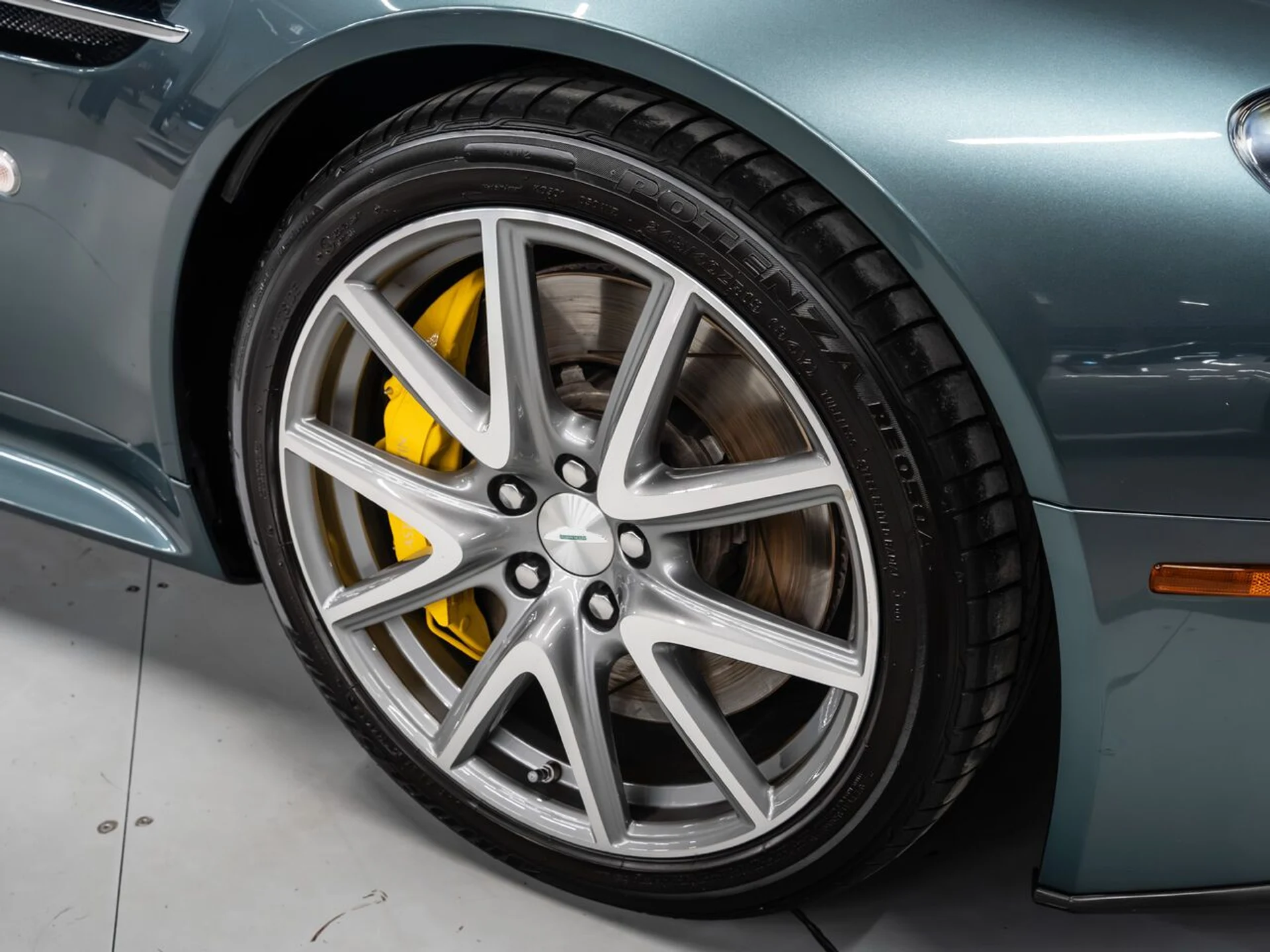 mph046_1485629275_aston_martin_v8_vantage_2015_09aecdb26f