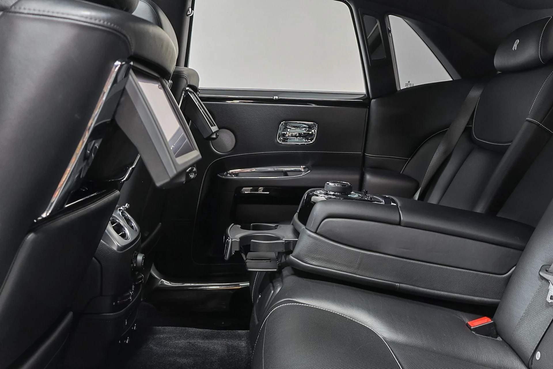 mph046_1549945222_Used_2016_Rolls_Royce_Ghost_Base_1761576592_21f8f0894f