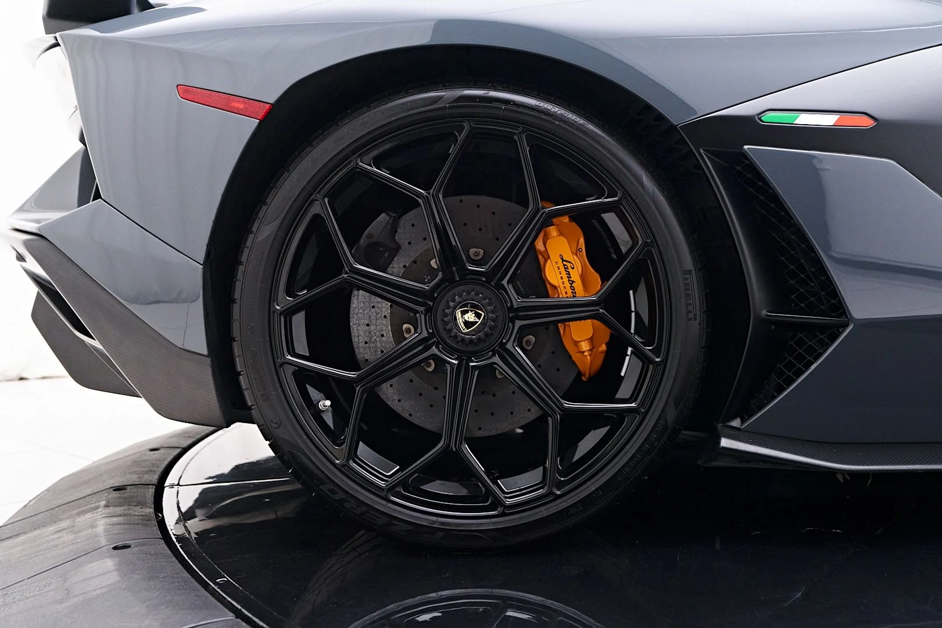 mph046_165257633_Used_2019_Lamborghini_Aventador_SVJ_Base_1744650749_4c947e06d5