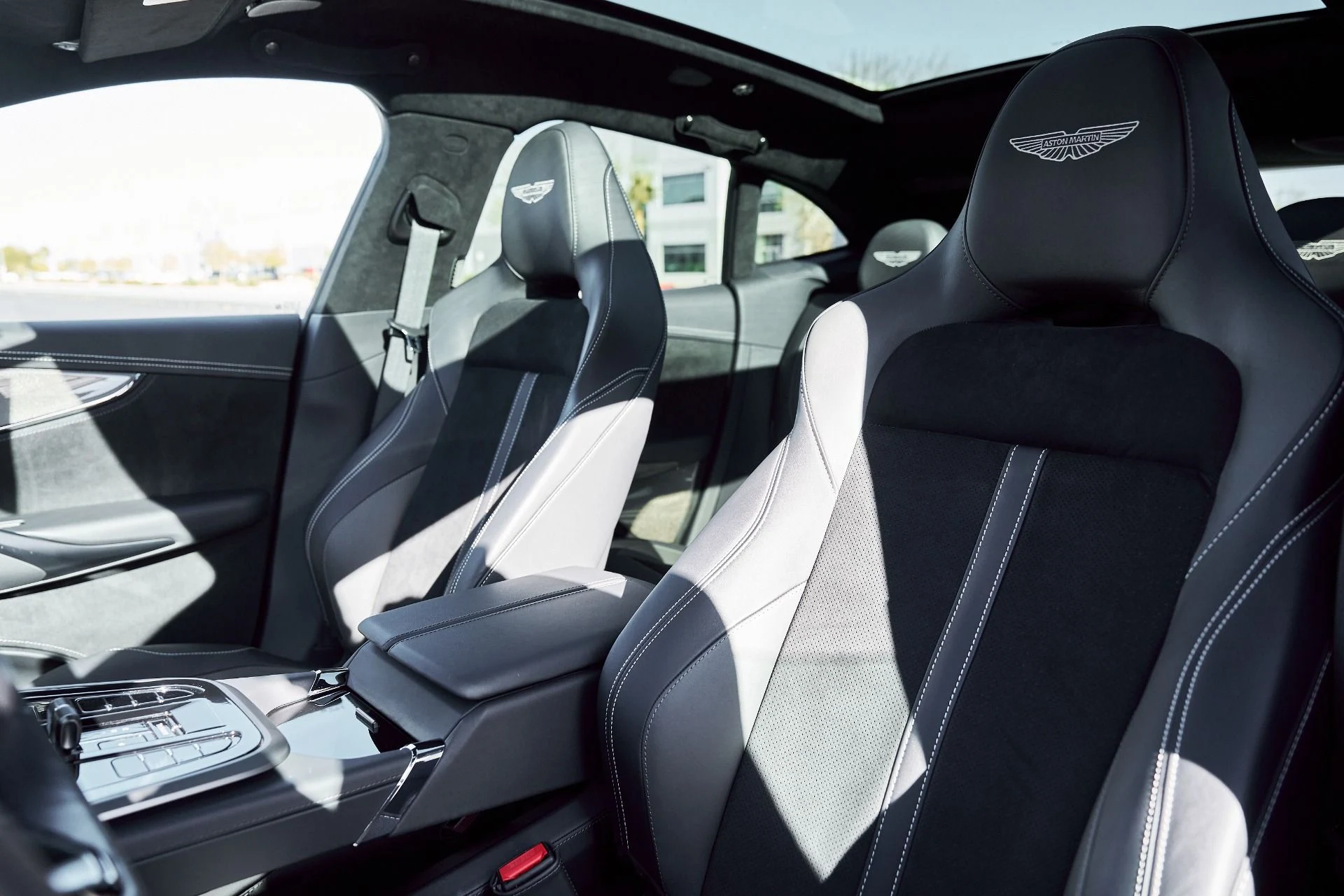 mph046_165460664_Used_2025_Aston_Martin_DBX_707_1767063219_b64d80f1ae