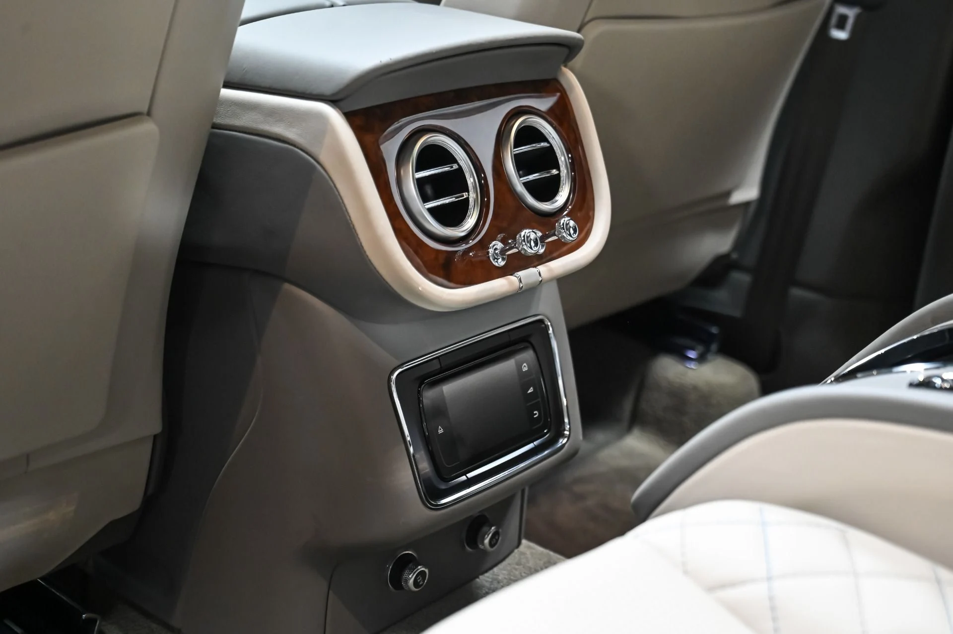 mph046_1736286165_Used_2018_Bentley_Bentayga_Mulliner_1757711699_be2718edf8