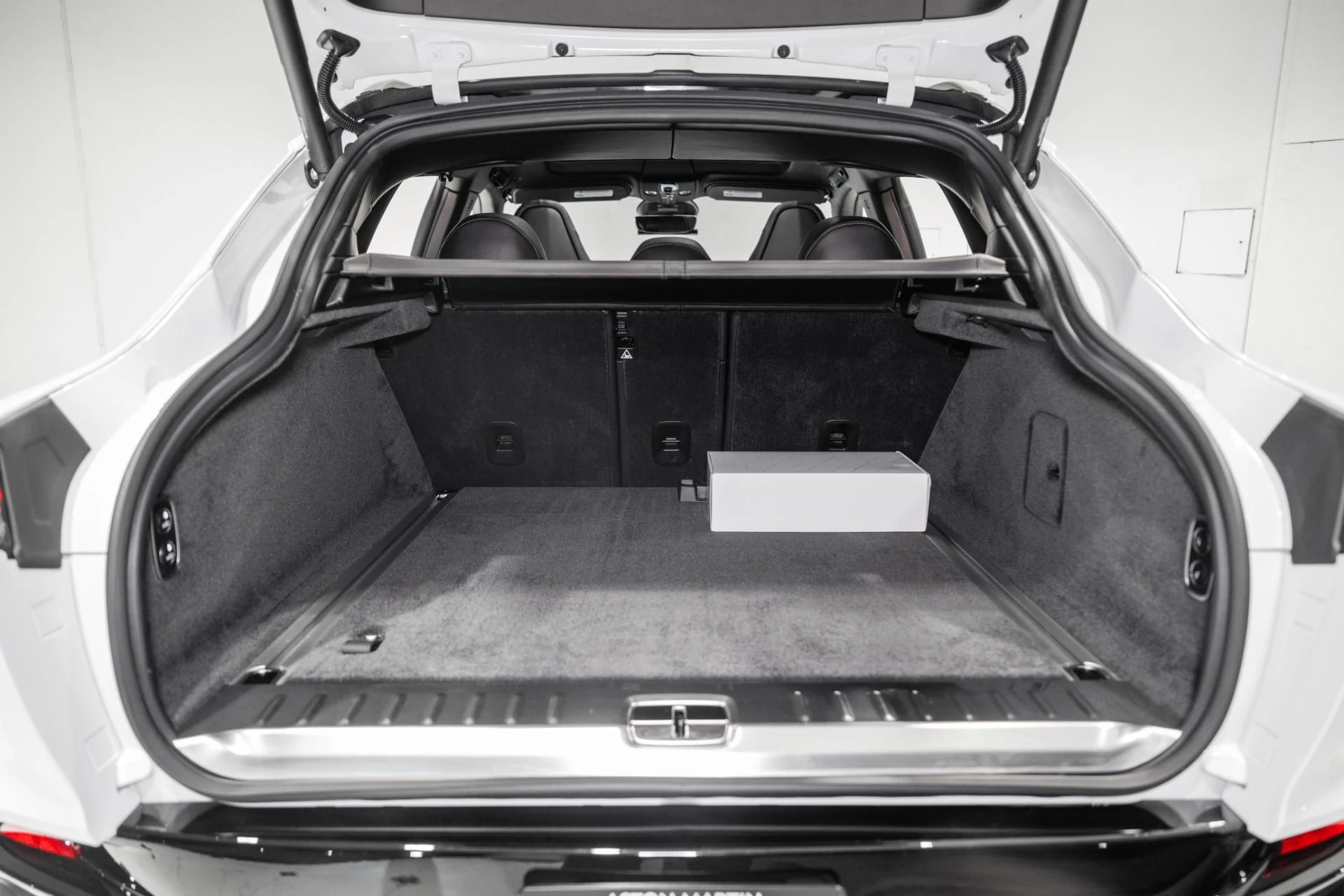 mph046_1797948057_New_2026_Aston_Martin_DBX_707_1765217762_eb8e00f445