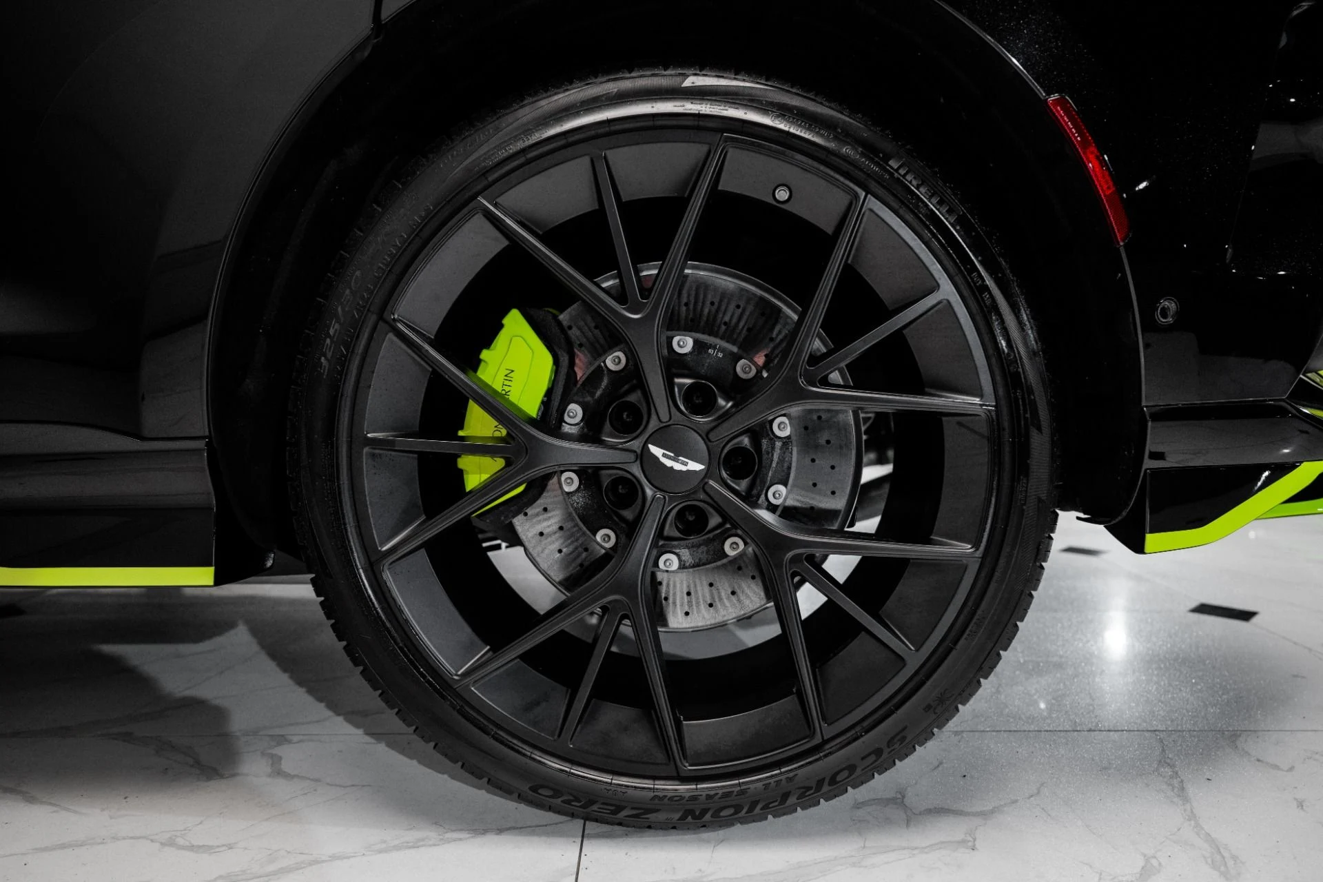 mph046_1808932578_Used_2024_Aston_Martin_DBX_707_1746070286_6bda45e9ec