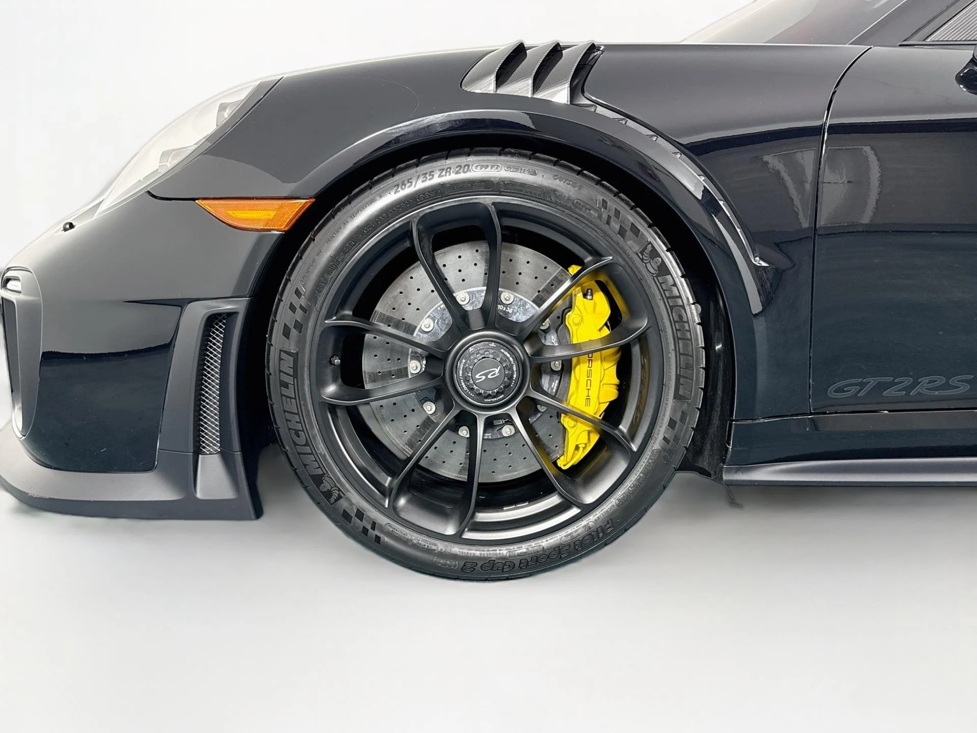 mph046_1809336517_Used_2018_Porsche_911_GT_2_RS_1785886177_3dde79d2ef