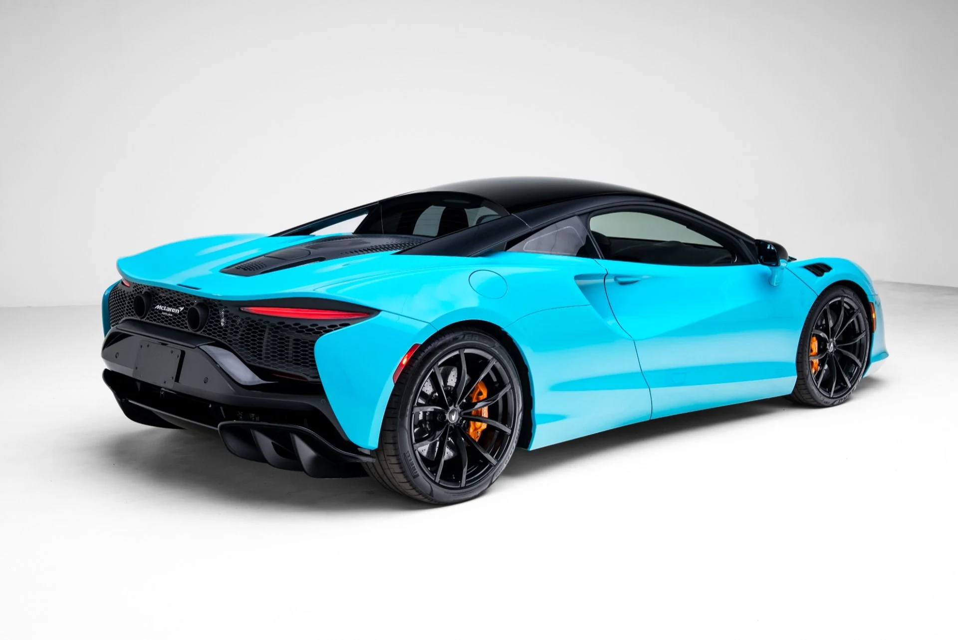 mph046_1843894046_Used_2023_Mc_Laren_Artura_1770682323_3af54261e5
