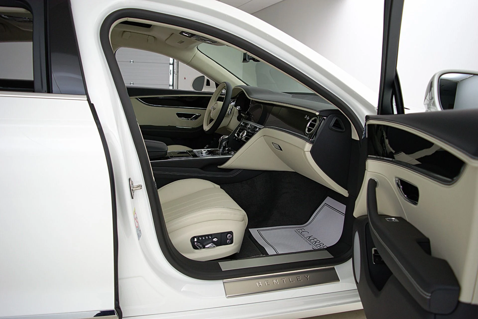 mph046_1861454441_Used_2023_Bentley_Flying_Spur_Hybrid_V6_LEASE_OPTIONS_AVAILABLE_68a44543b3