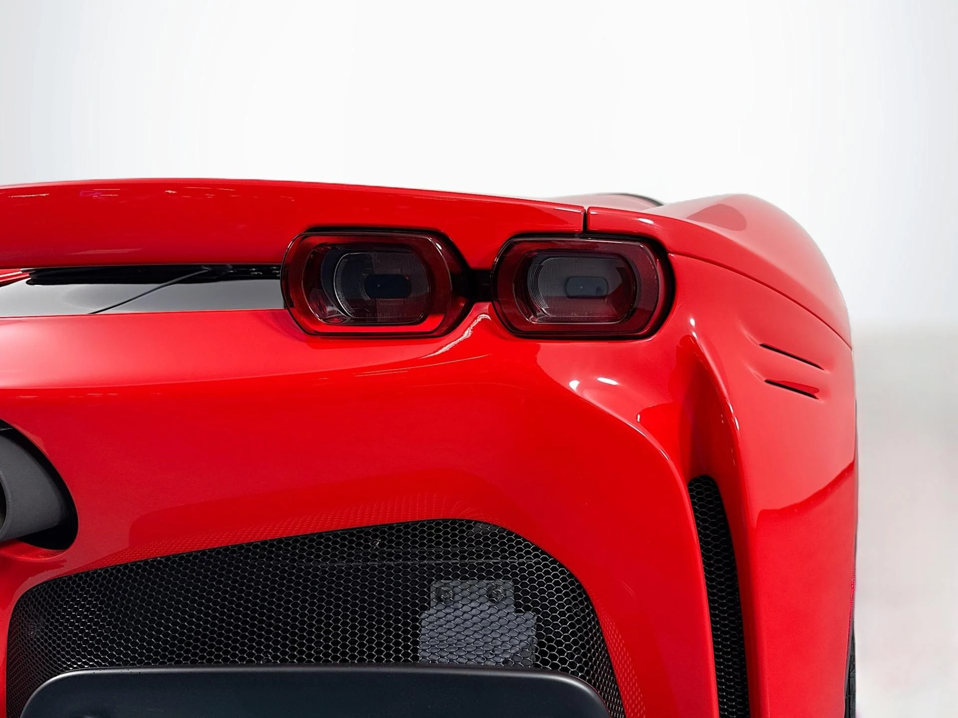 mph046_1862763711_Used_2025_Ferrari_SF_90_Spider_1784143819_5fb313d9f0