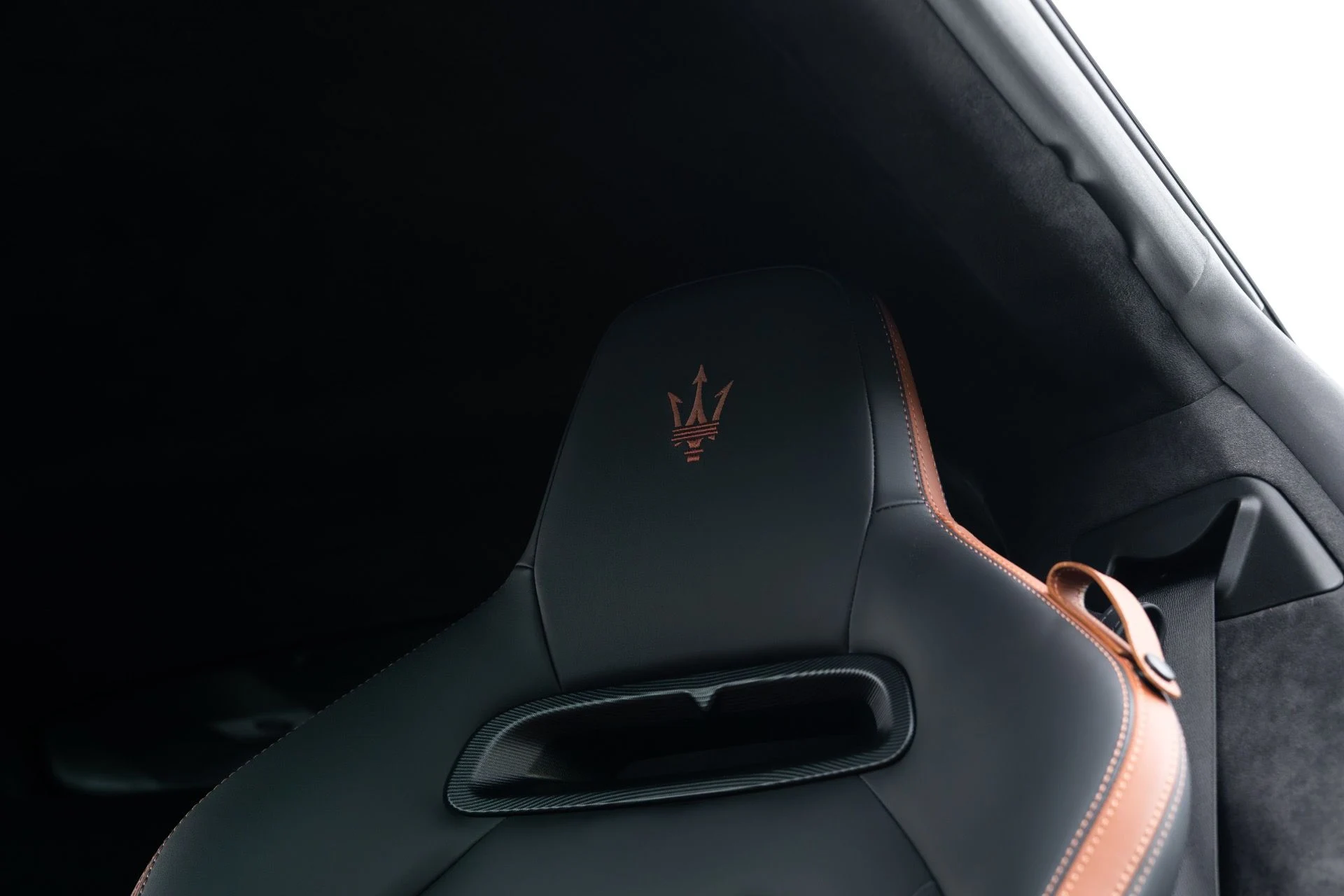 mph046_1880707717_Used_2022_Maserati_MC_20_1777083905_755b03ce32