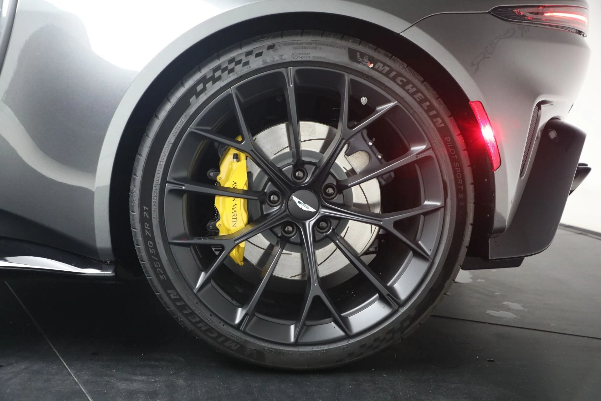 mph046_1906377543_New_2026_Aston_Martin_Vantage_S_Roadster_1776880029_038dce667f