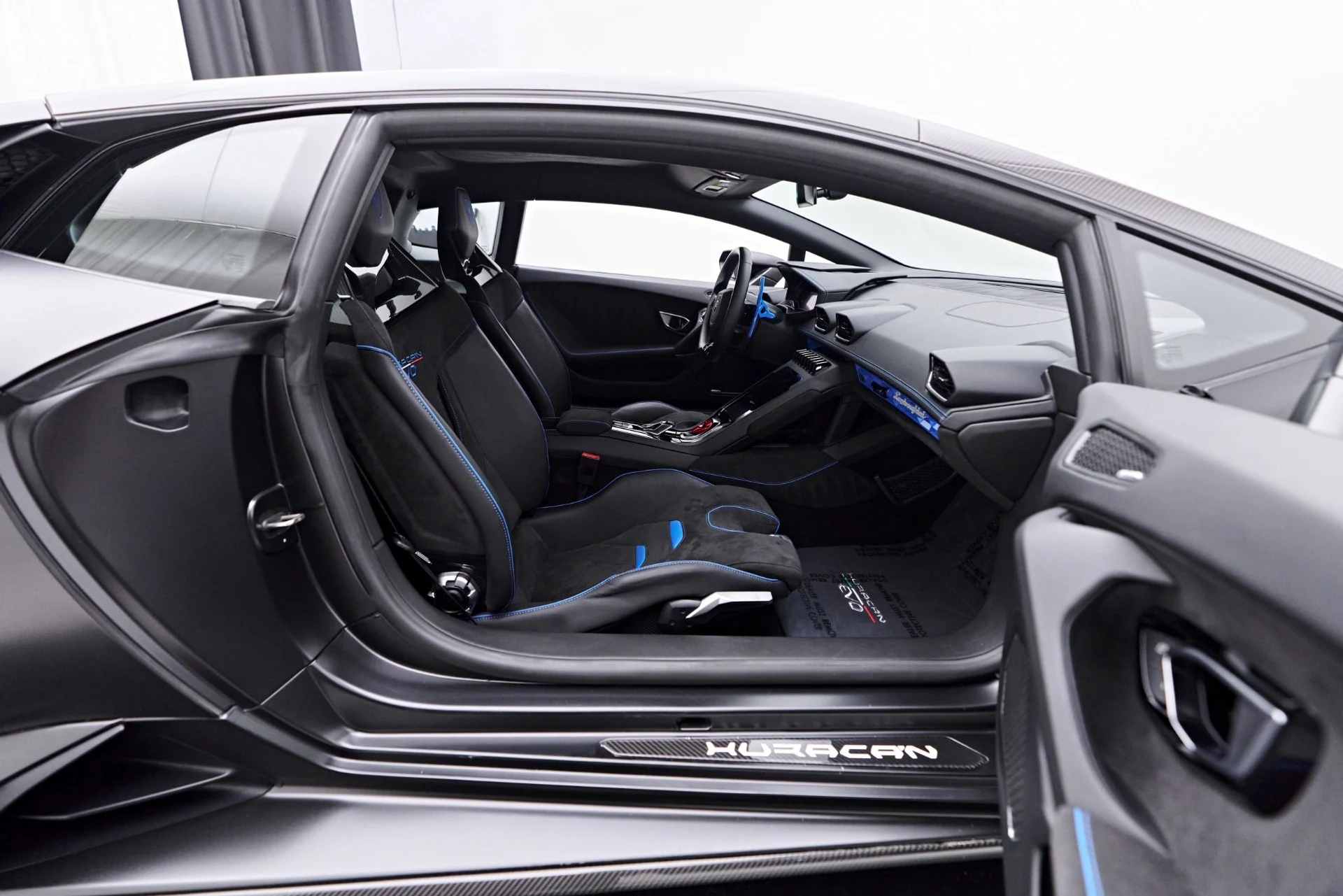 mph046_201401729_Used_2021_Lamborghini_Huracan_EVO_Base_1758314683_28c1d5991f