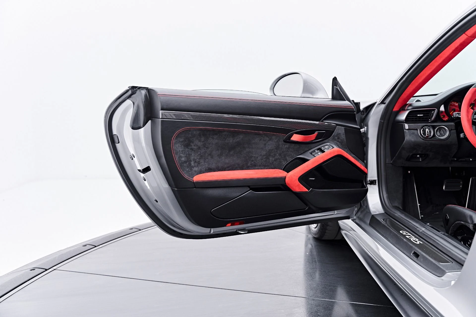 mph046_2045684240_Used_2019_Porsche_911_GT_2_RS_1788559244_4ecbd97d92