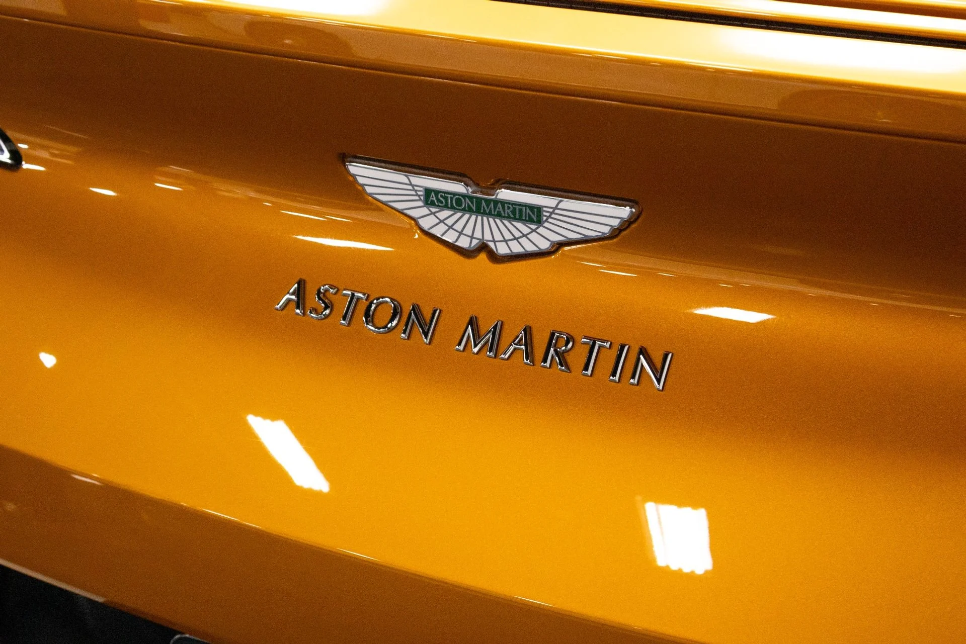 mph046_2098347080_Used_2018_Aston_Martin_DB_11_1761056860_8a6aadc768