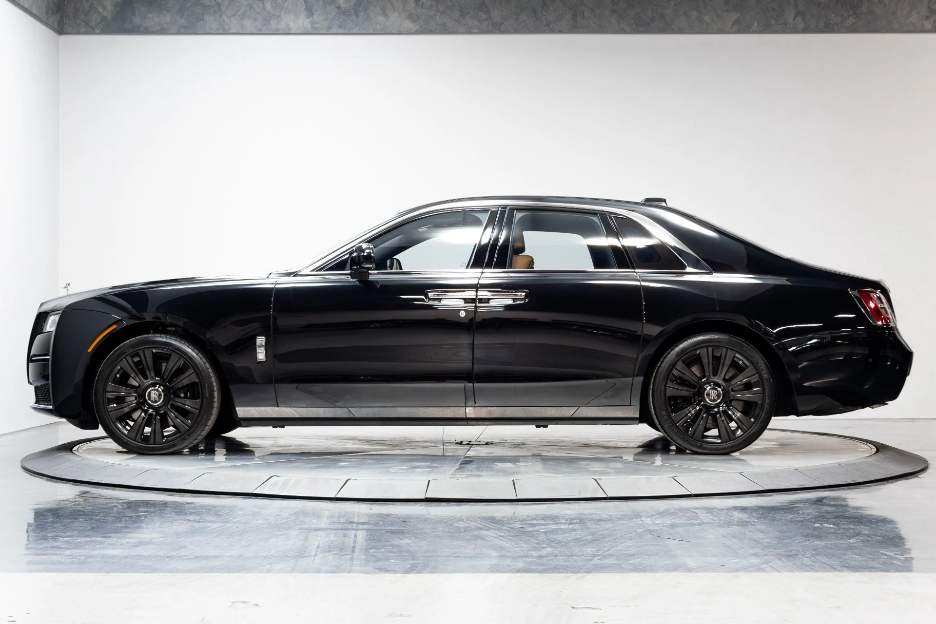 mph046_211937938_Used_2022_Rolls_Royce_Ghost_1776785068_a9cde88d93