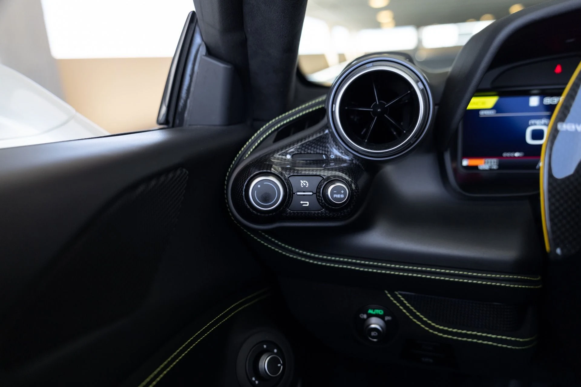 mph046_2124781496_Used_2023_Ferrari_F8_Spider_1776809234_979a15ada9