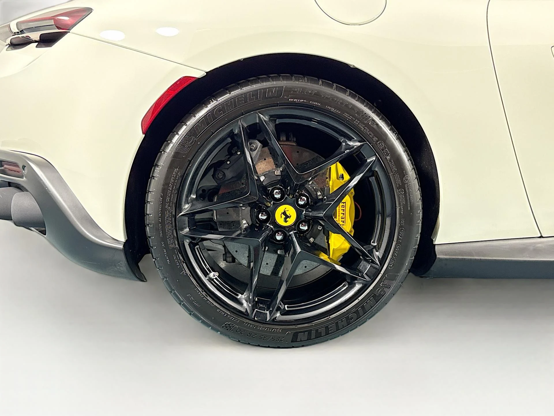 mph046_2141211560_Used_2023_Ferrari_Roma_1784158066_99a4ee8848