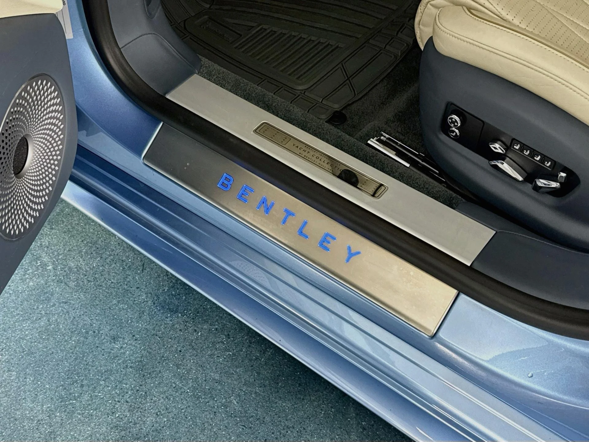 mph046_2205508003_Used_2022_Bentley_Flying_Spur_V8_1787092916_5de9e451ce
