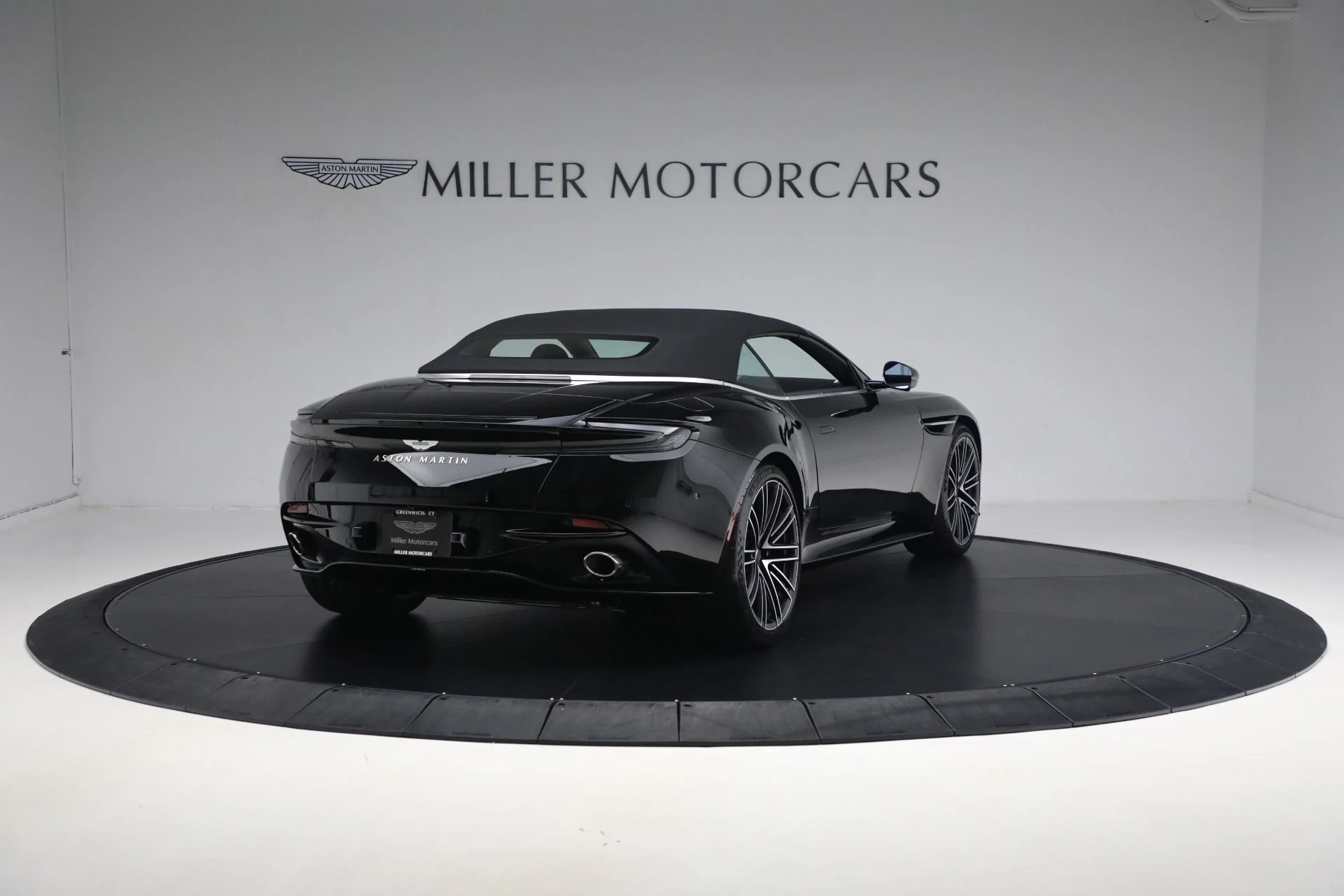 mph046_2228361644_New_2025_Aston_Martin_DB_12_Volante_8aa9b69939