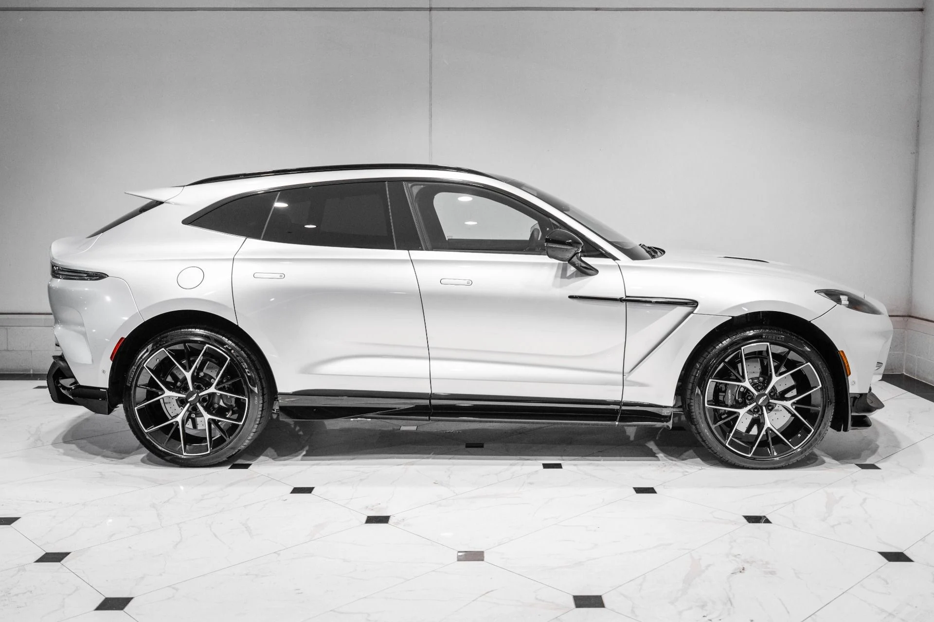 mph046_2243497519_New_2026_Aston_Martin_DBX_707_1780937763_0910a56b98