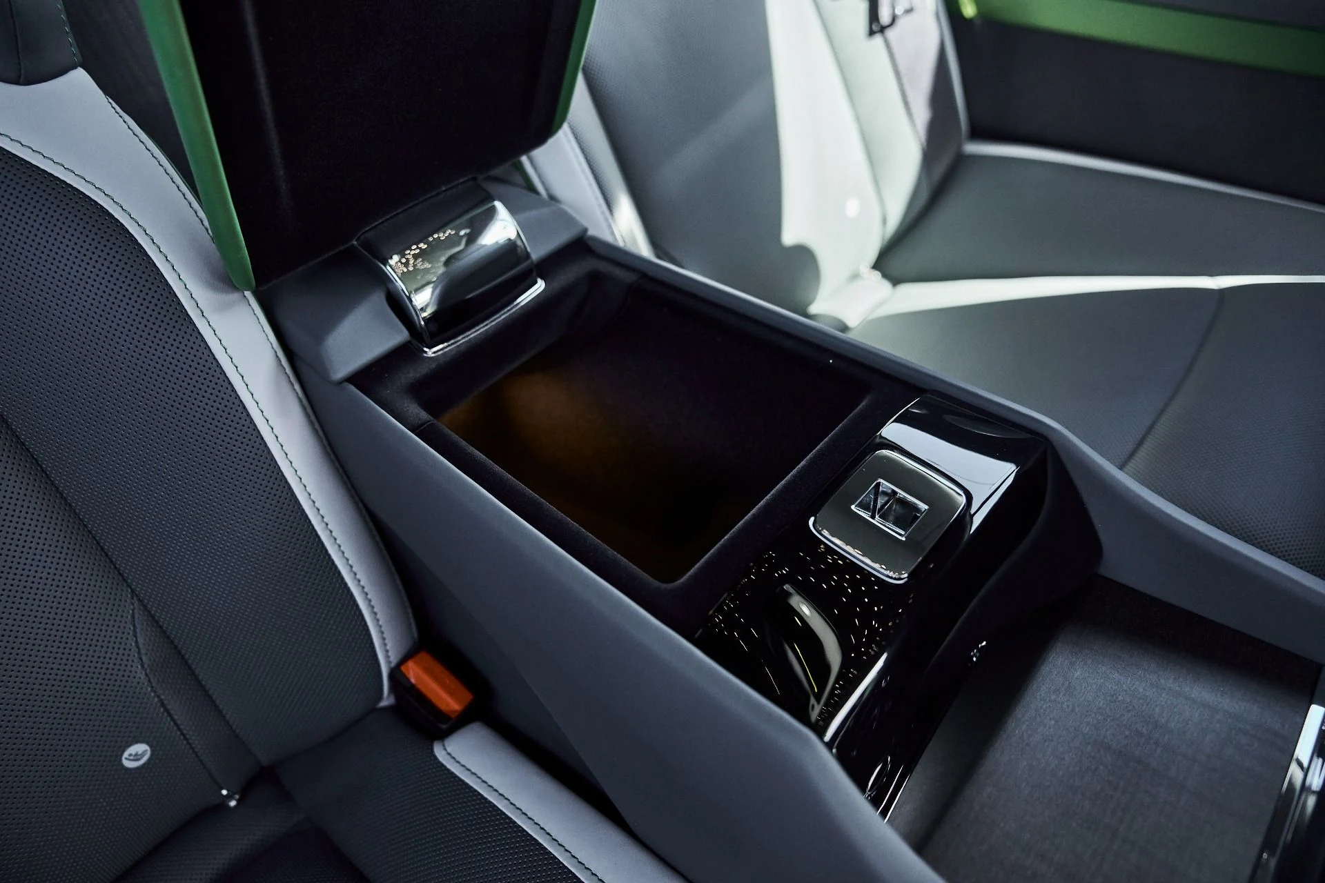 mph046_225873465_Used_2024_Rolls_Royce_Spectre_Mansory_1776840097_292b14f971