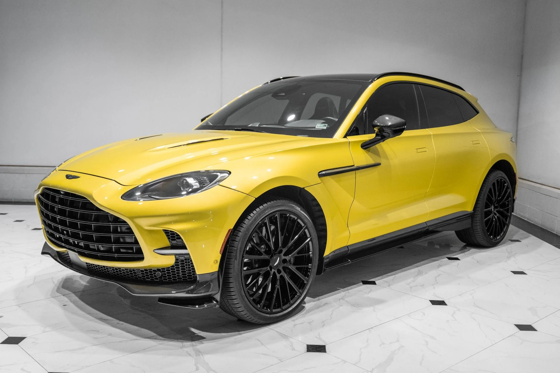 mph046_2338485746_Used_2025_Aston_Martin_DBX_707_1768581012_3470d834af