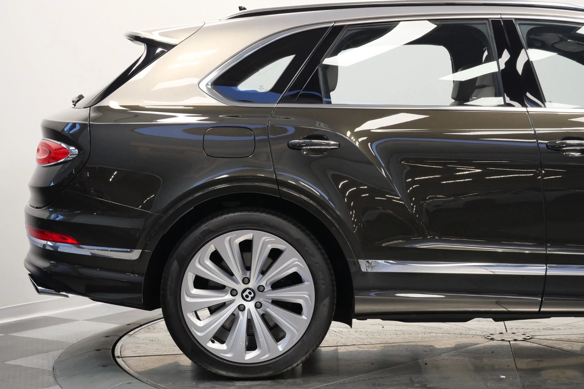 mph046_2349041535_Used_2021_Bentley_Bentayga_Hybrid_Mulliner_Driving_Specification_Four_Seat_Comfort_Specification_1767026081_49c4240127