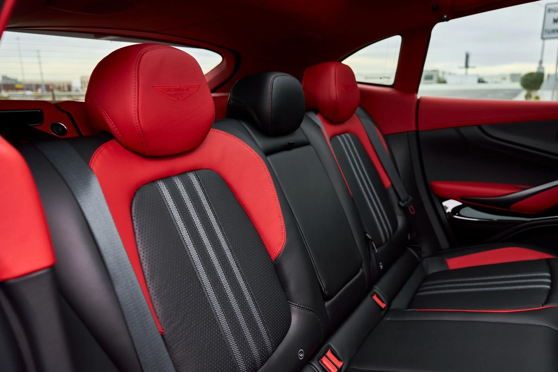 mph046_2354723509_Used_2025_Aston_Martin_DBX_707_1766785366_9a332ac990