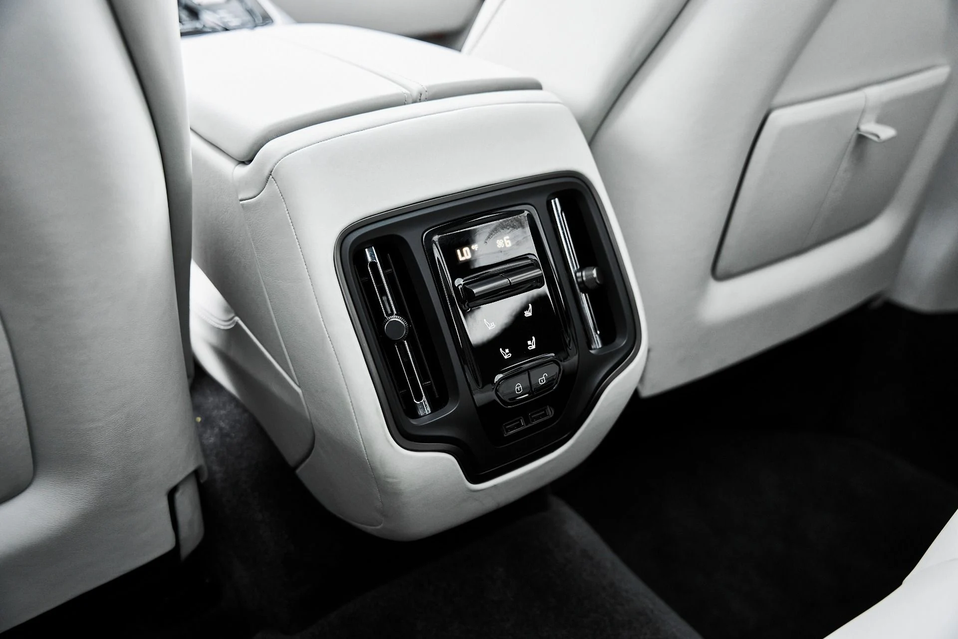 mph046_2364688565_Used_2025_Aston_Martin_DBX_707_1775008011_faac6efd06