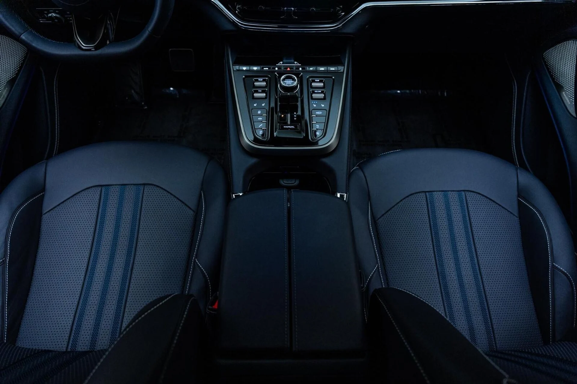 mph046_2382449361_New_2025_Aston_Martin_DBX_707_AWD_1744624322_e689fa836a