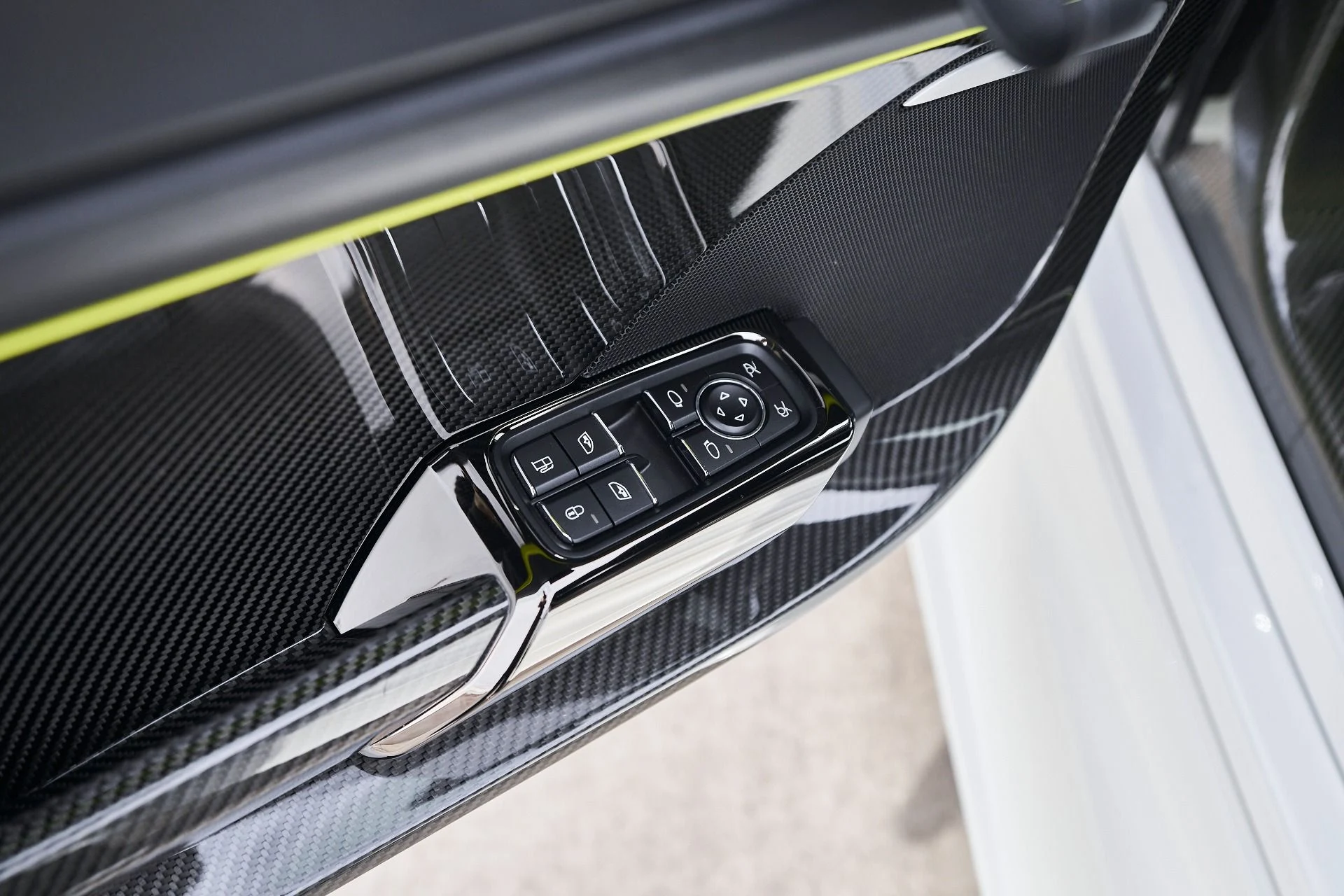 mph046_2404435264_Used_2015_Porsche_918_Spyder_w_Weissach_Package_1764874366_13437b32dc