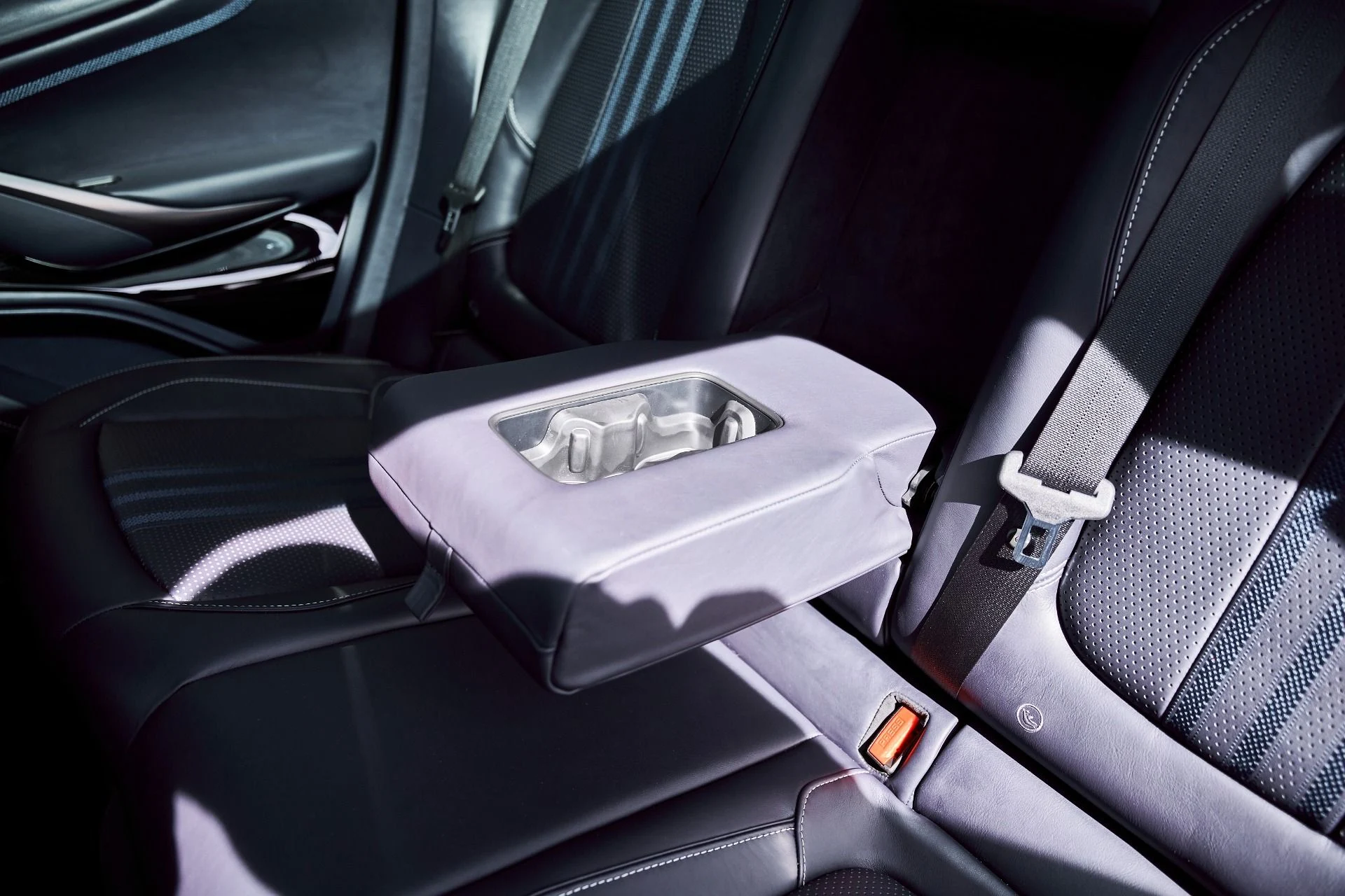 mph046_2465514951_Used_2025_Aston_Martin_DBX_707_1771642292_eb5f1d686e