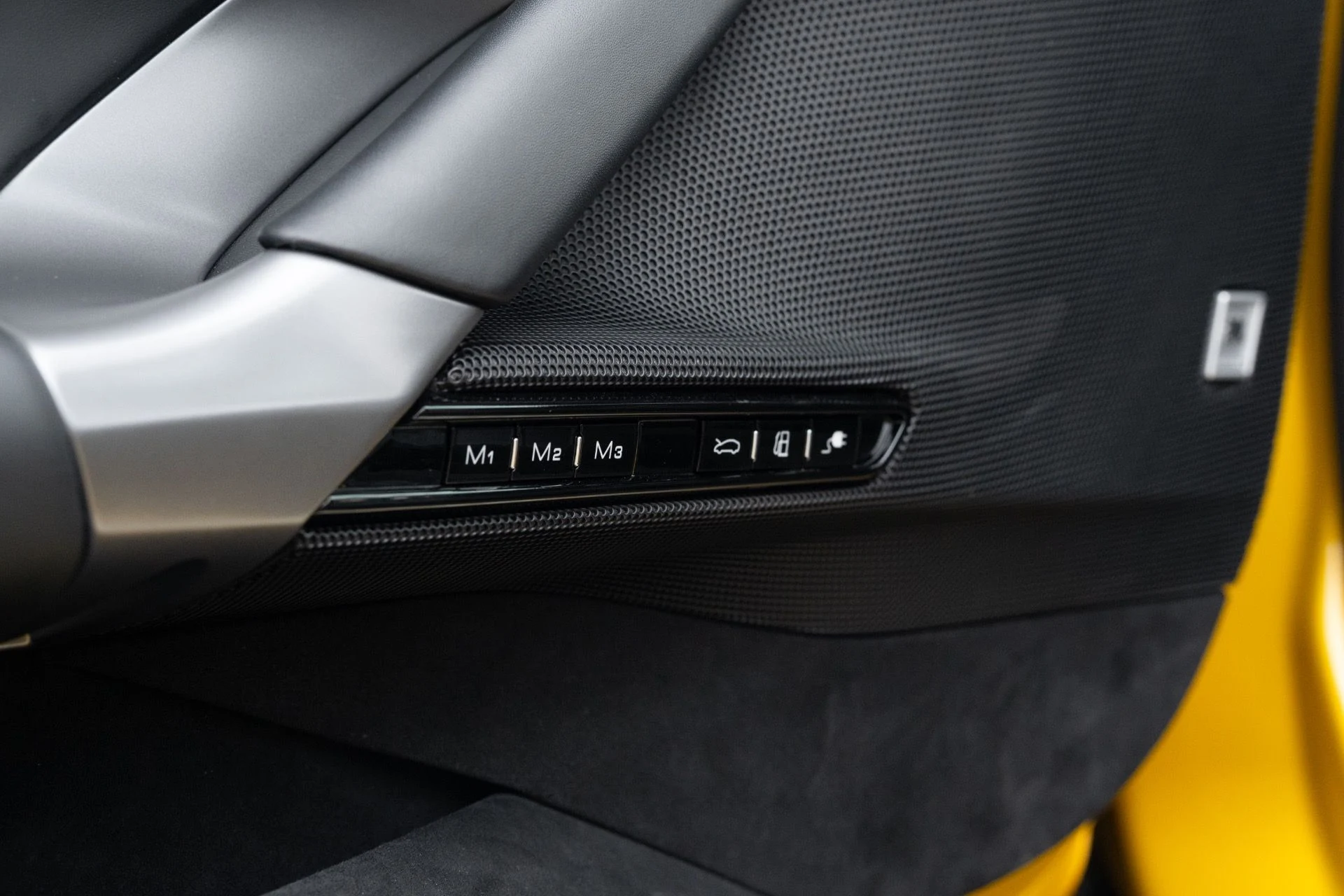 mph046_2468738128_Used_2022_Ferrari_SF_90_Spider_1775626389_208558bf32