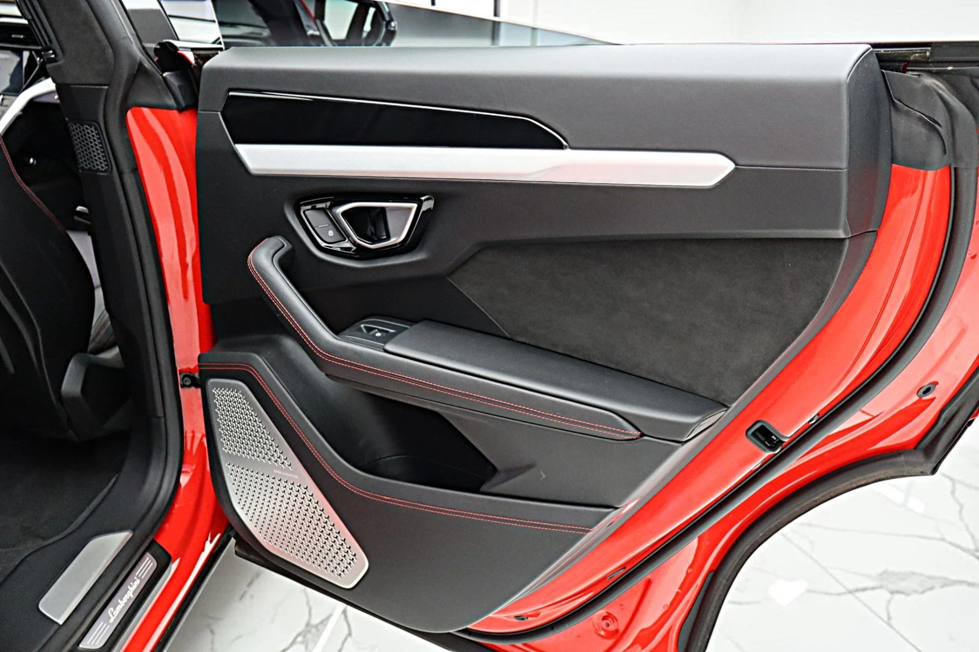 mph046_2479516128_Used_2020_Lamborghini_Urus_63960b37ea