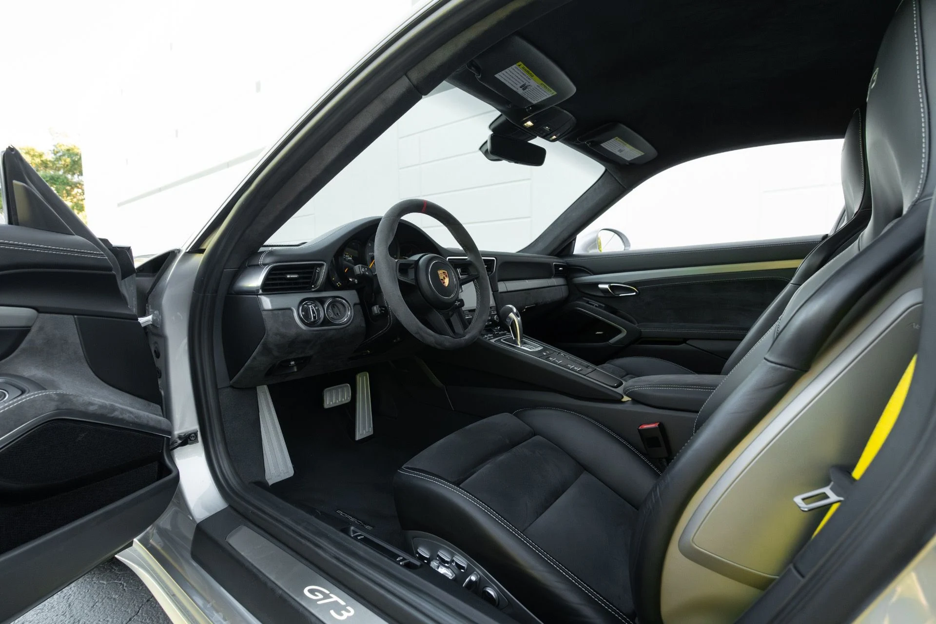 mph046_2519847304_Used_2018_Porsche_911_GT_3_1761946041_2caf0673ba