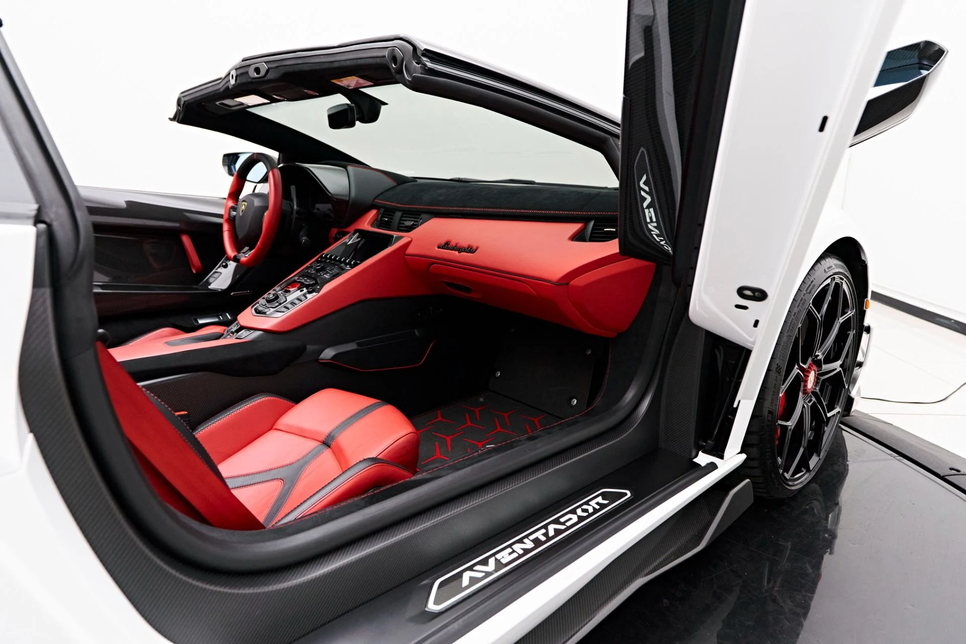 mph046_2531369646_Used_2021_Lamborghini_Aventador_SVJ_Base_1722739728_7857bc4da2
