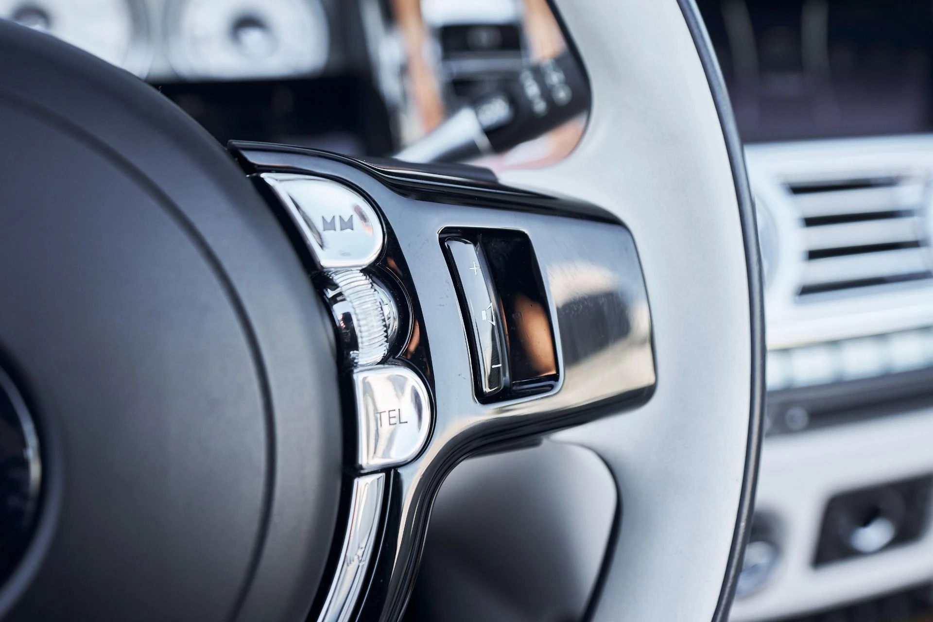 mph046_2550299402_Used_2018_Rolls_Royce_Dawn_1764124416_8215be5b1d