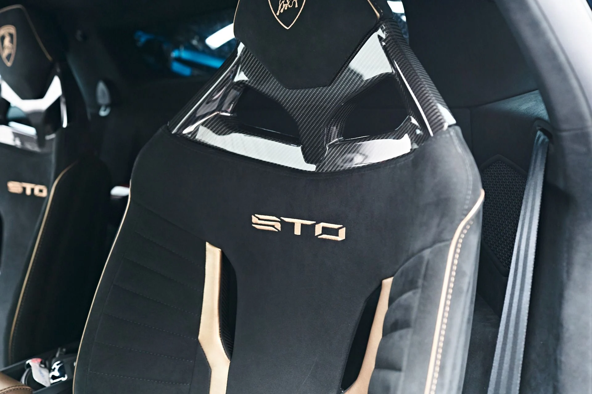 mph046_2622052822_Used_2022_Lamborghini_Huracan_STO_Base_1732754503_3f1c321dad