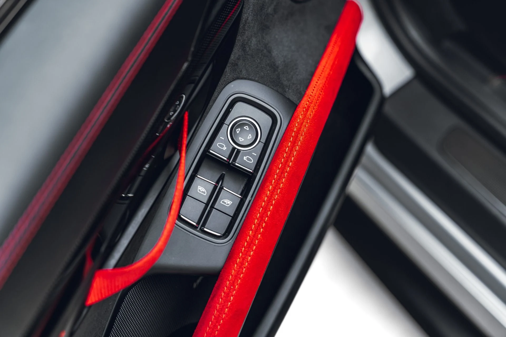 mph046_2625783743_Used_2018_Porsche_911_GT_2_RS_1782090298_5b2726f5b8