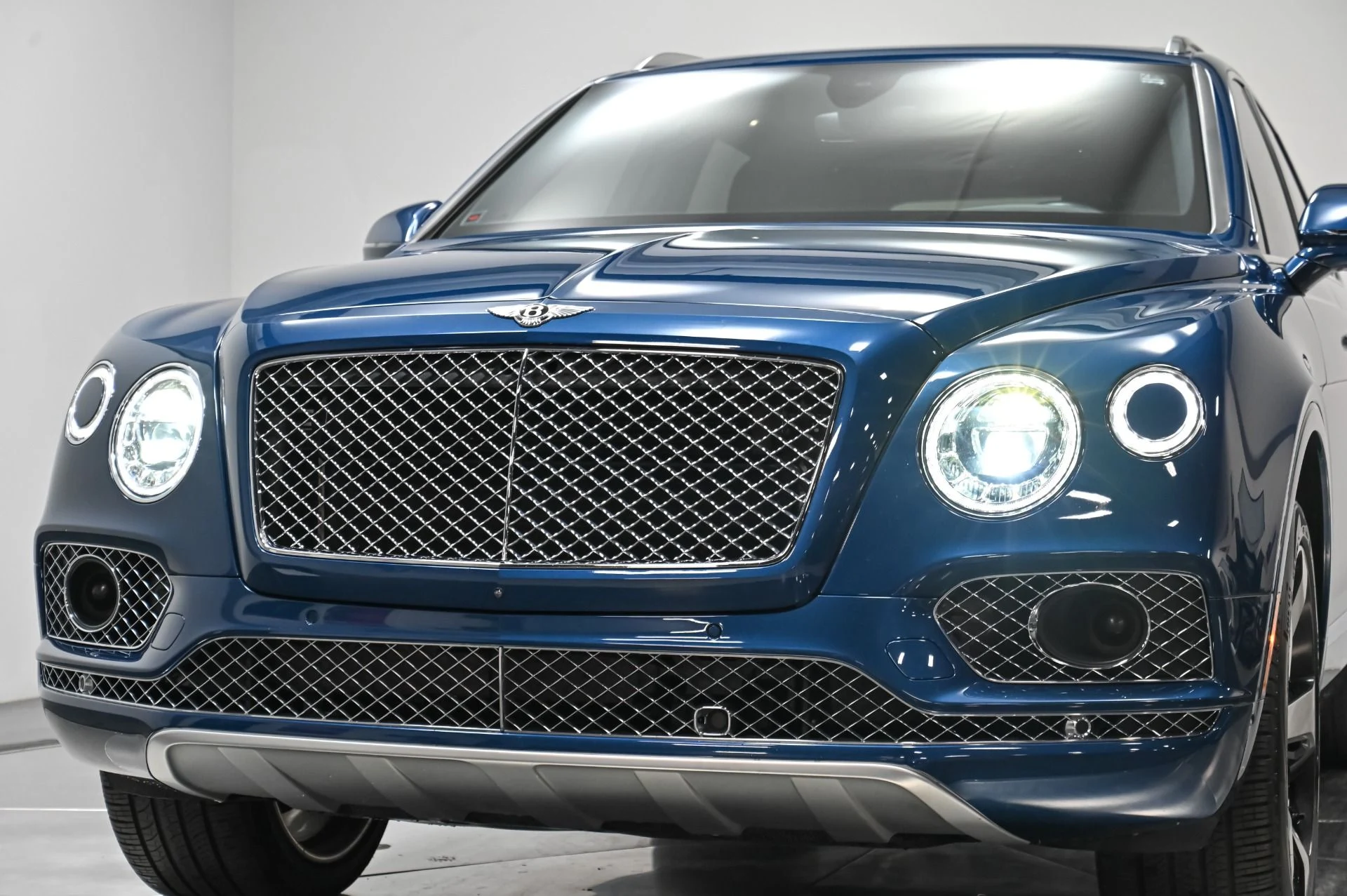 mph046_263095586_Used_2018_Bentley_Bentayga_W12_1758835107_6256c7ecbf