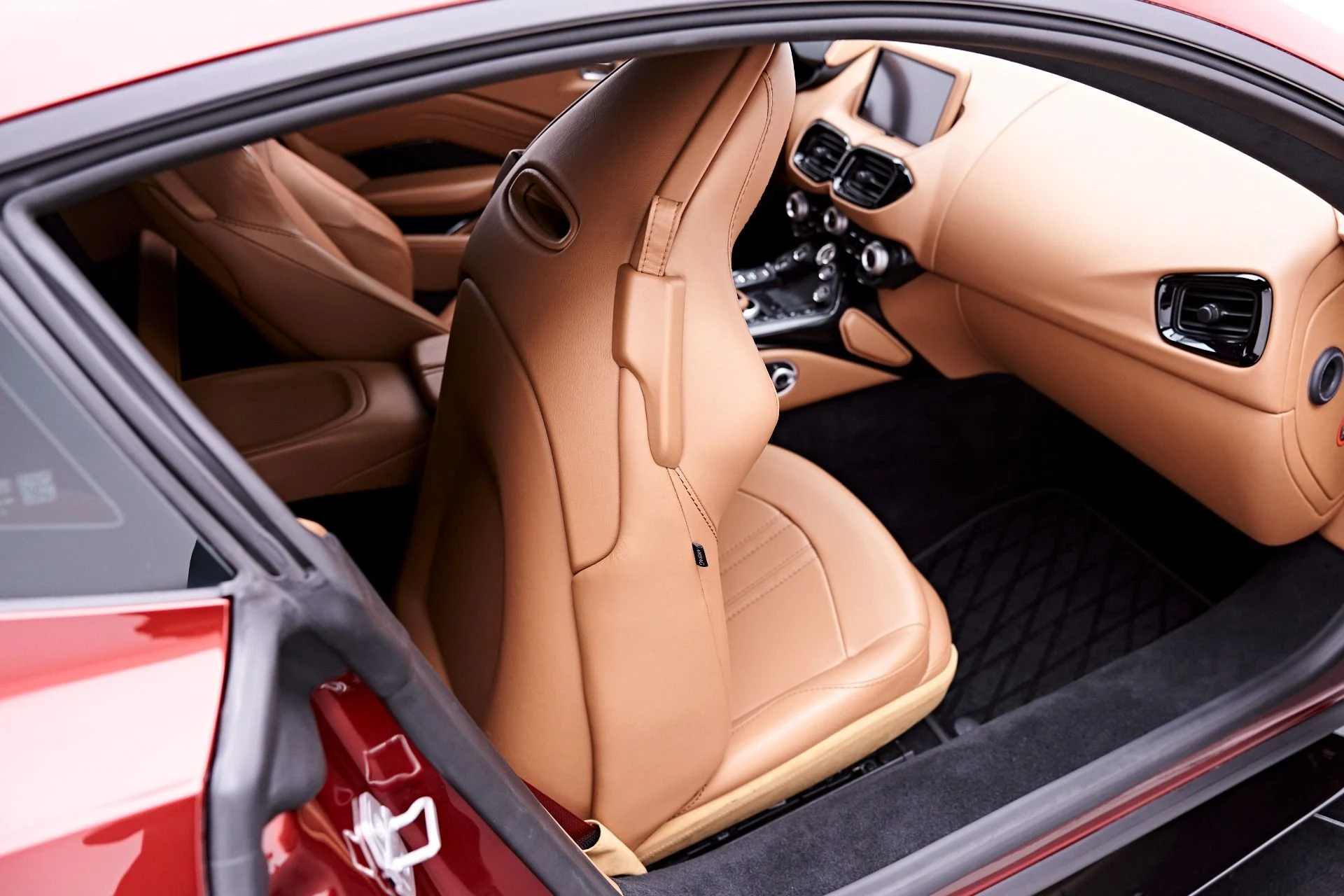 mph046_2631822102_Used_2020_Aston_Martin_Vantage_Base_1777504323_75eeb4e40f