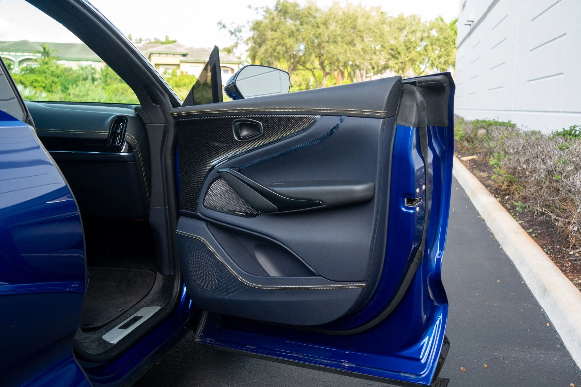 mph046_2637874080_Used_2025_Aston_Martin_DBX_707_1764700714_de4c5cb238